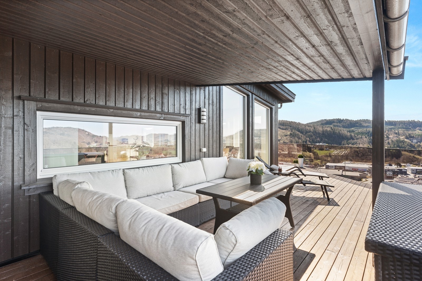 Uteområde med overbygg Galleribilde