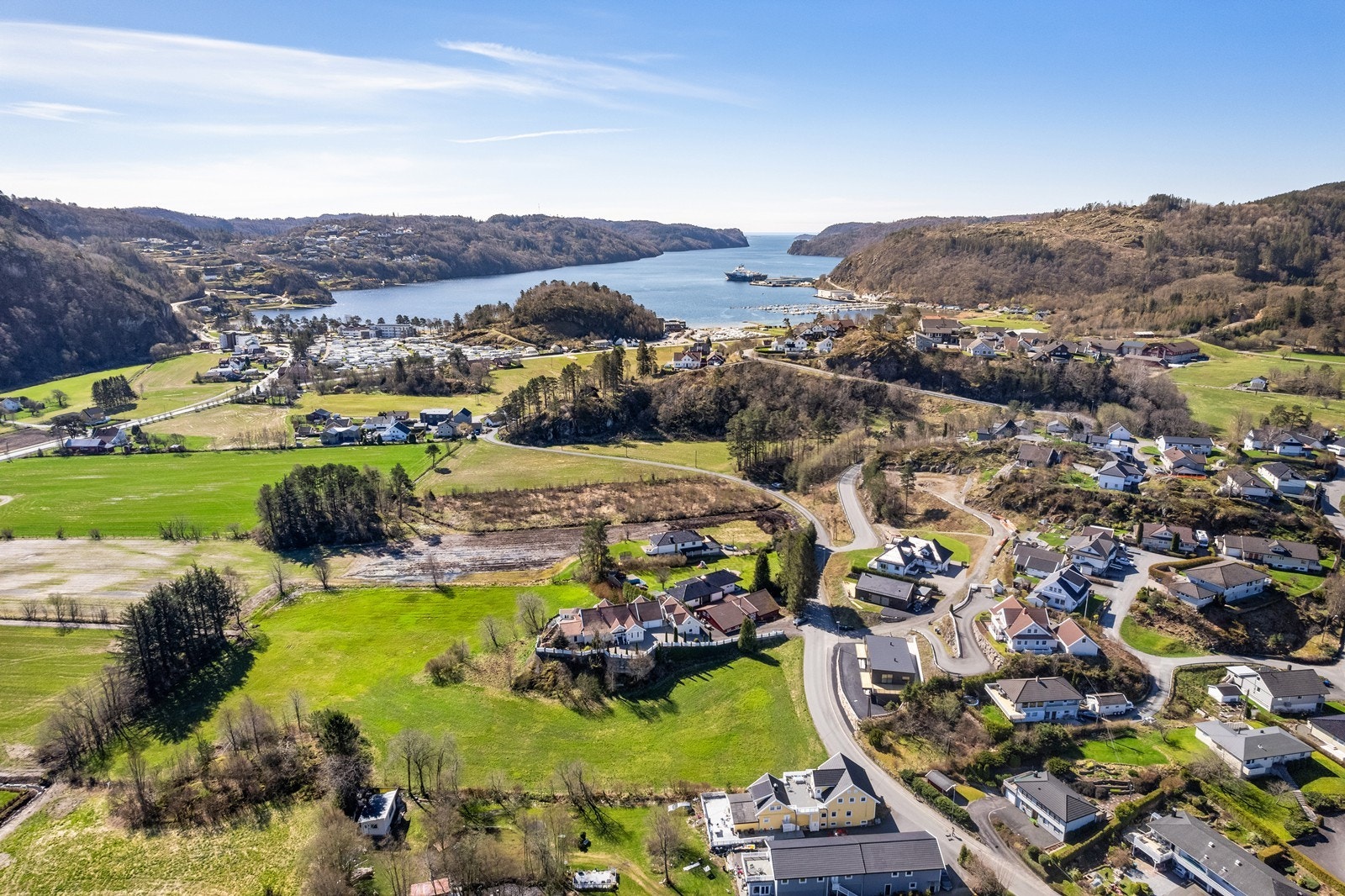 Ligger svært sentralt i barnevennlig og etablert boligfelt. Galleribilde