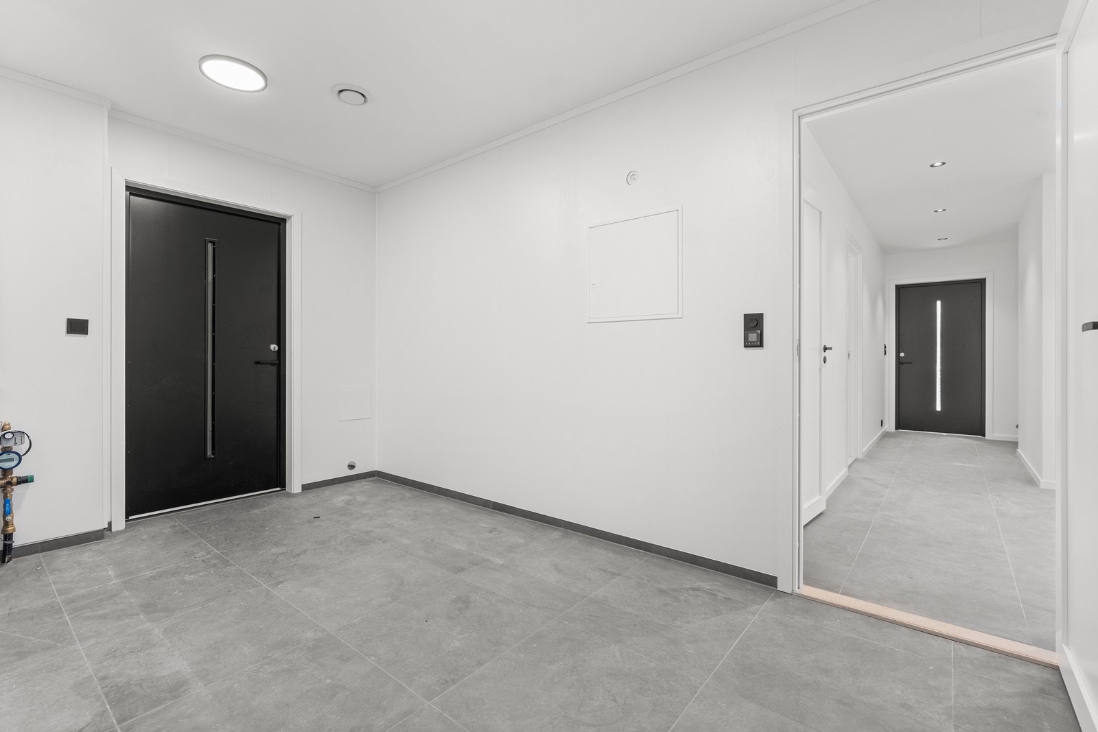 Vaskerom har flislagt gulv med 30x60 fliser og gips på vegger og tak. Galleribilde