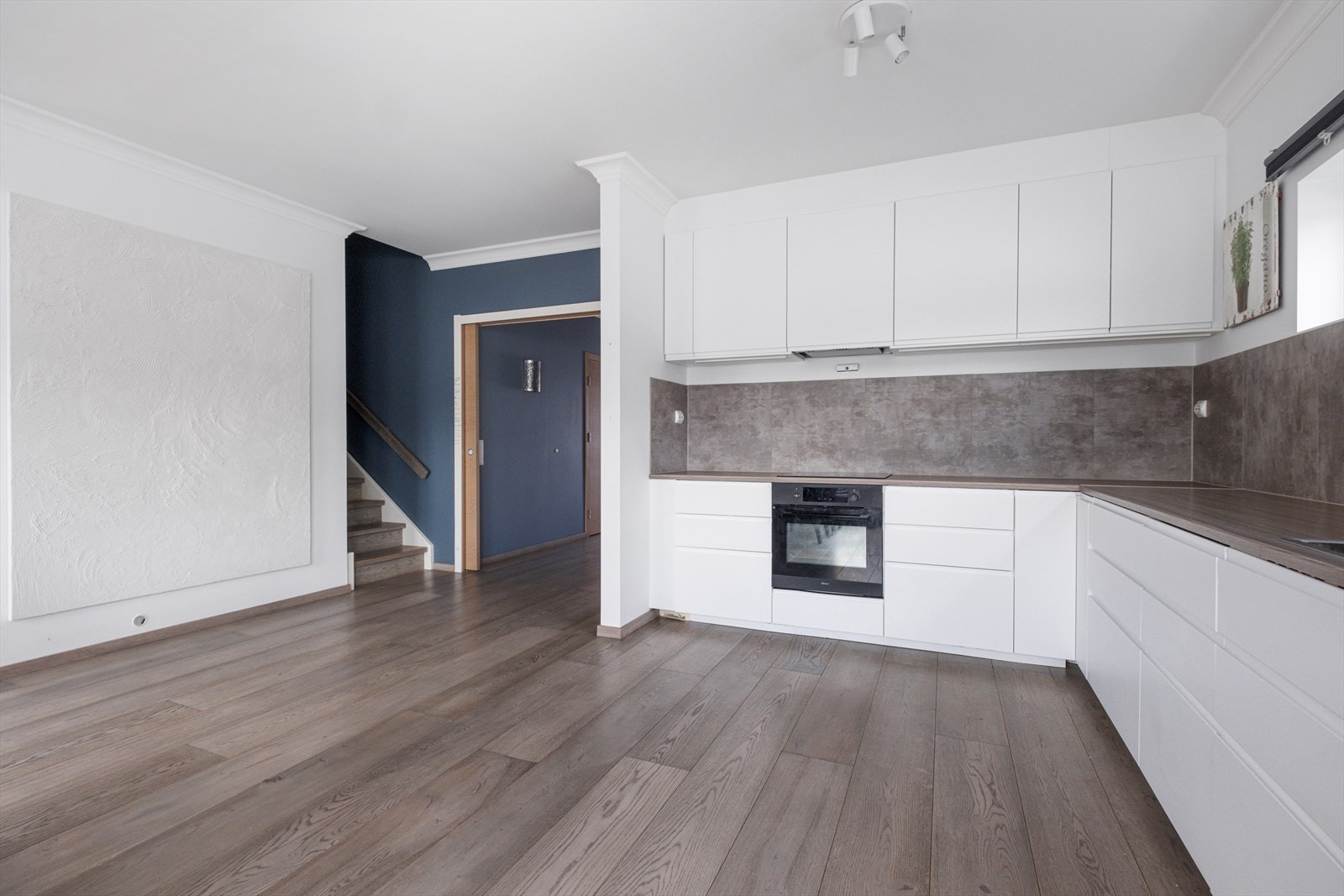 Kjøkkenet har integrerte hvitevarer og meget god benkeplass Galleribilde