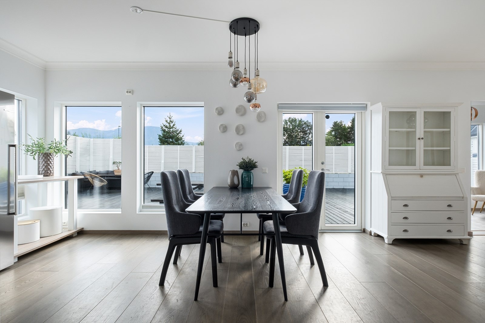 Stort kjøkken | Plass til stor spisegruppe | Utg. til markterrasse Galleribilde