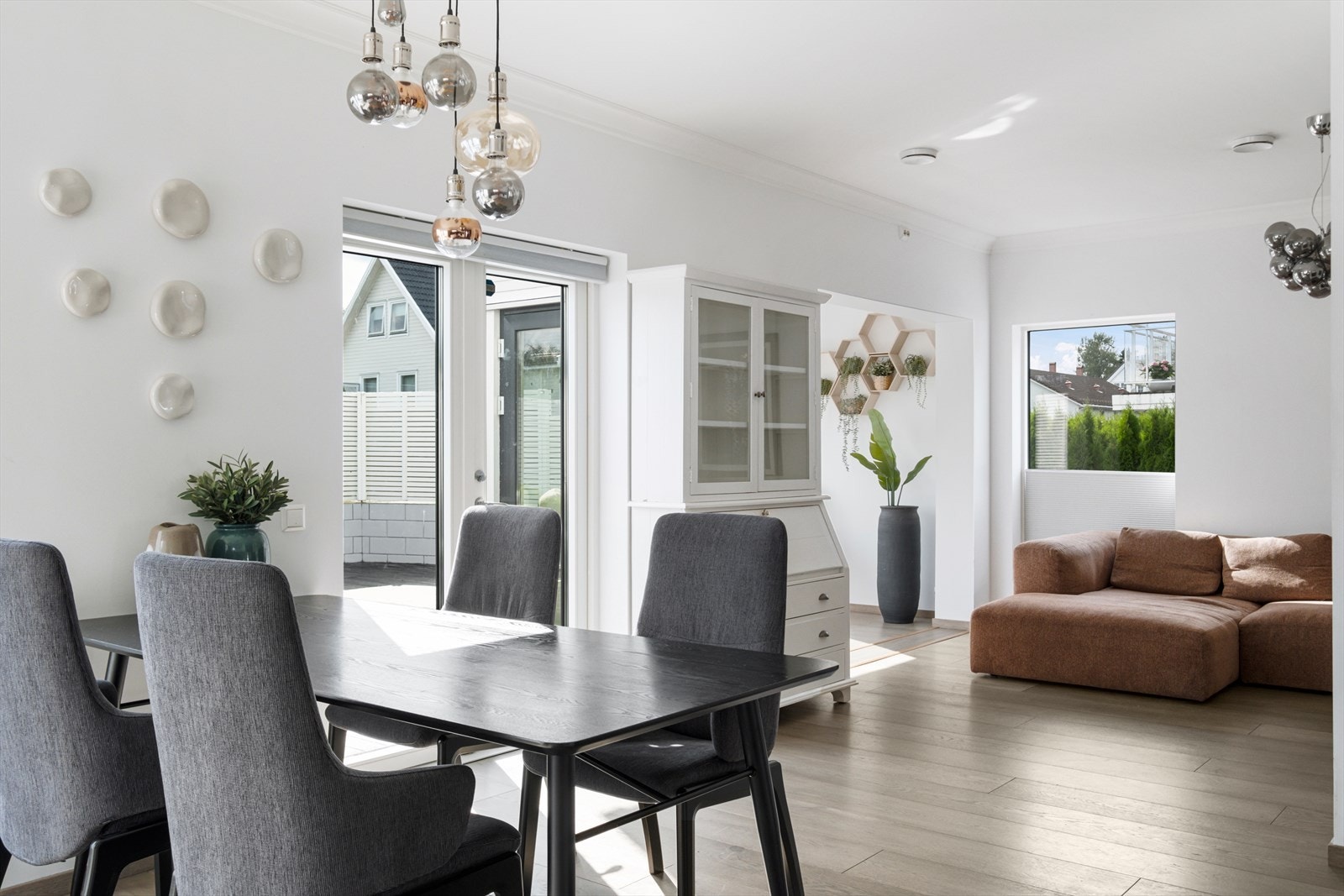 Kjøkkenet har store glassflater som gir godt med naturlig lys Galleribilde