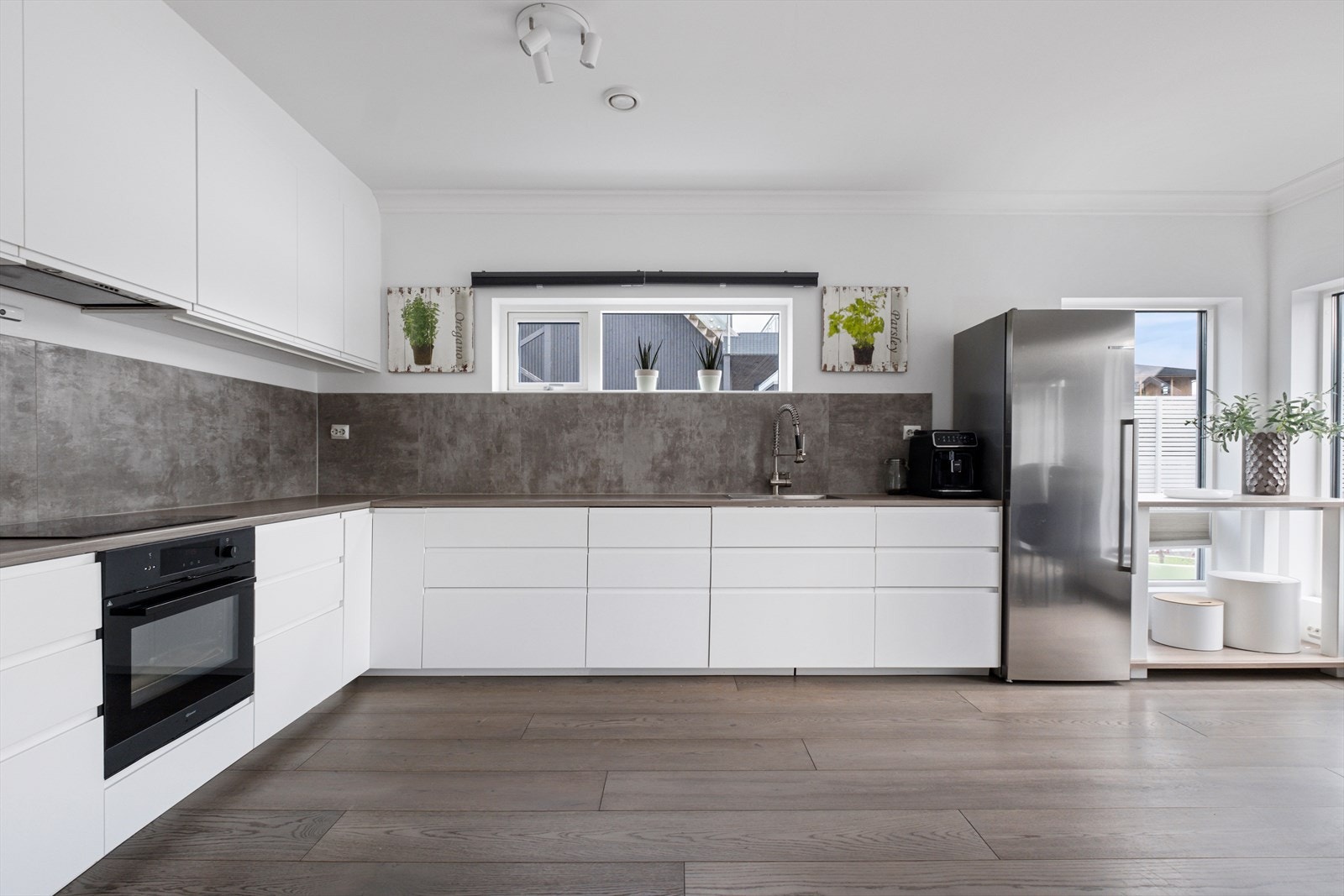 Kjøkkenet har integrerte hvitevarer og meget god benkeplass Galleribilde