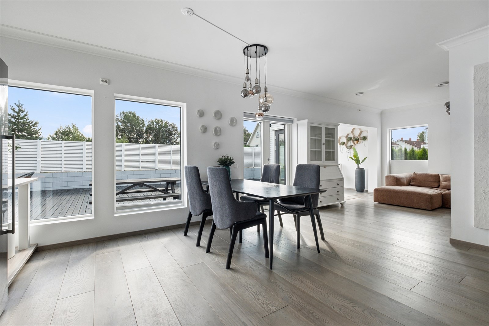 Stort kjøkken | Plass til stor spisegruppe | Utg. til markterrasse Galleribilde