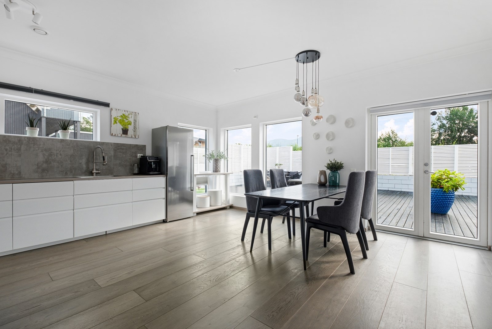 Stort kjøkken | Plass til stor spisegruppe | Utg. til markterrasse Galleribilde