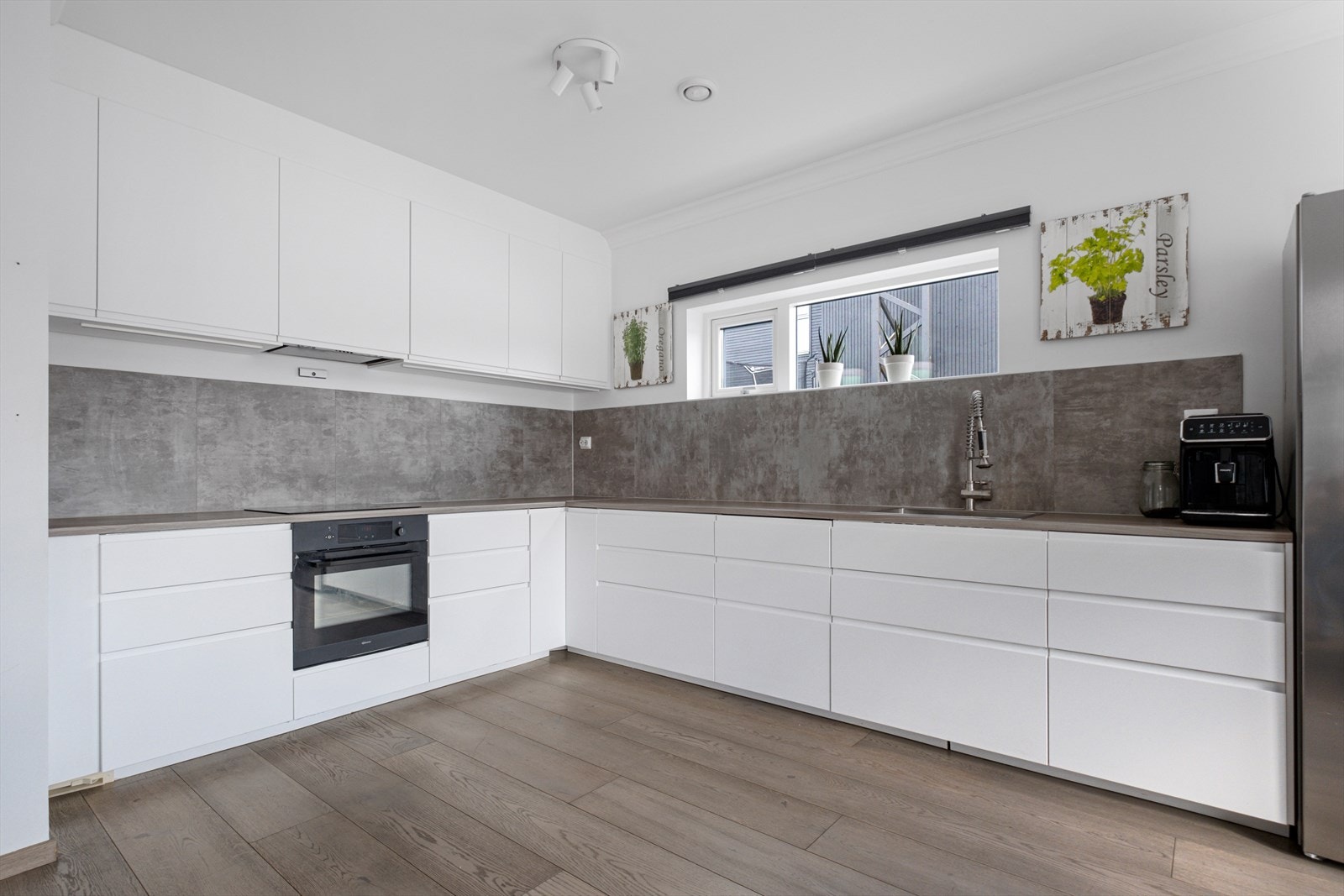 Kjøkkenet har integrerte hvitevarer og meget god benkeplass Galleribilde