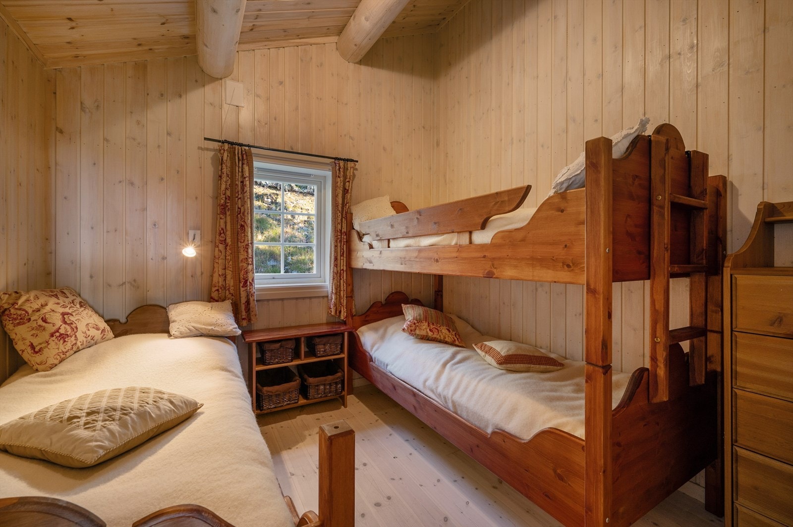 Hytta inneholder totalt tre soverom. Galleribilde