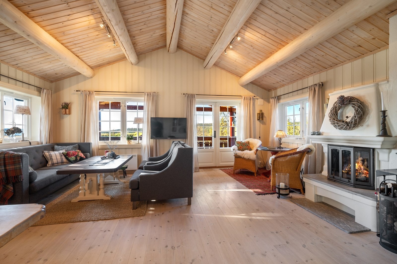 Stua har høy himling, som gir en god romfølelse. Galleribilde