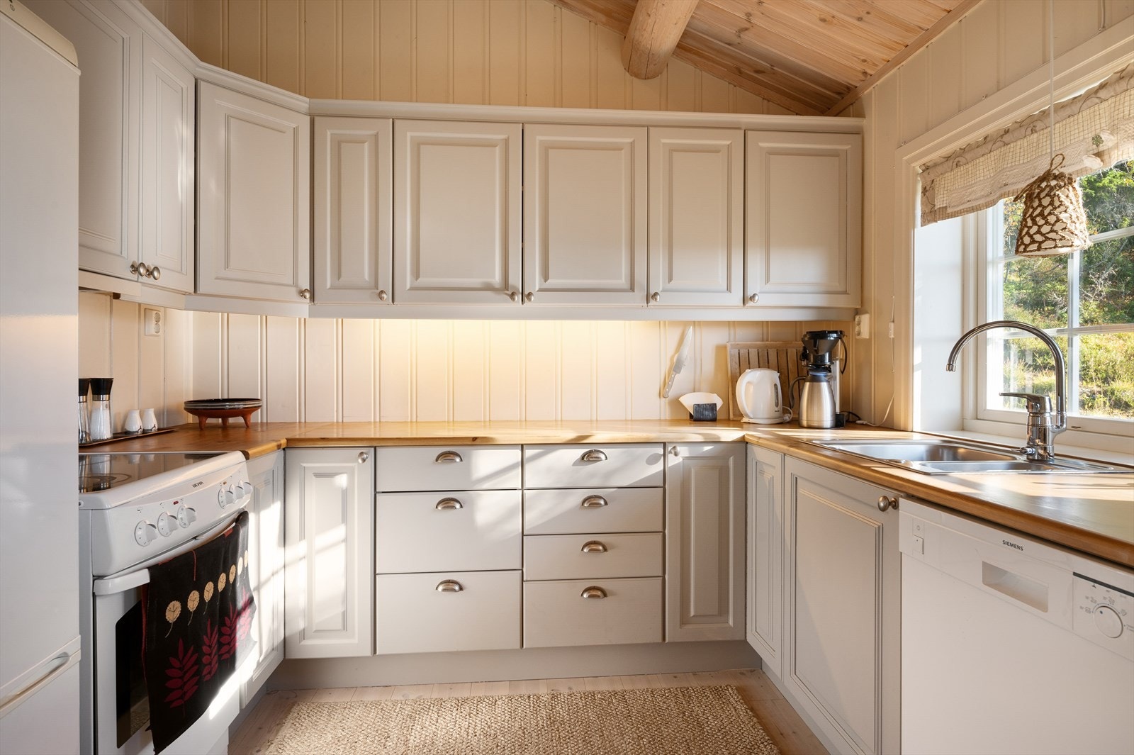 Koselig og praktisk kjøkken med god skap- og benkeplass. Galleribilde