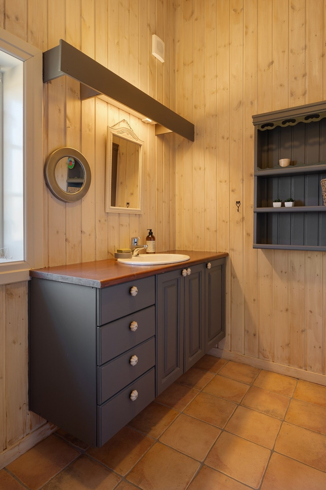 Praktisk baderomsinnredning med skuffer og skap. Galleribilde