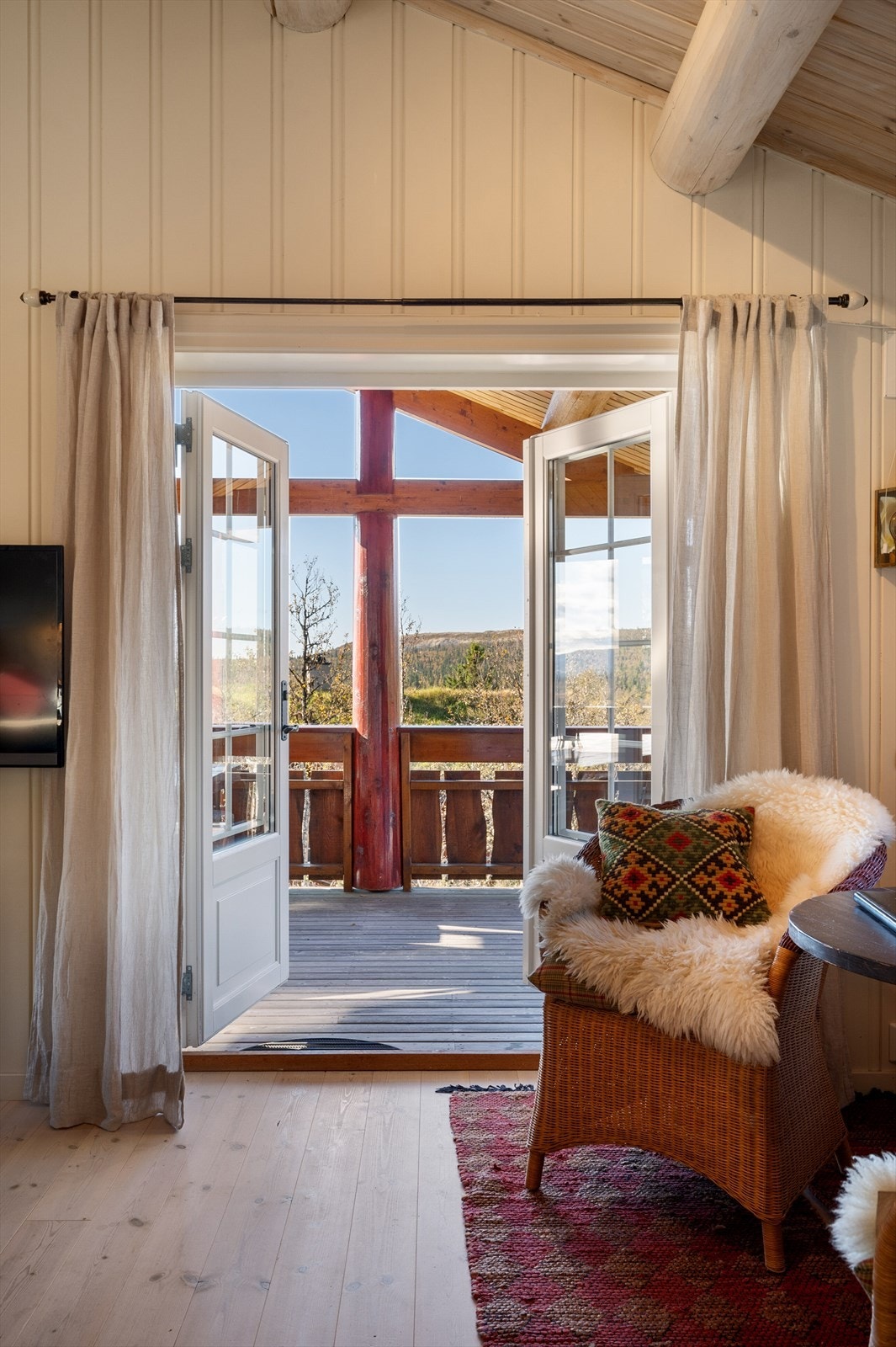 Dobbeltfløyet dør fra stue og ut til den overbygde terrassen. Galleribilde