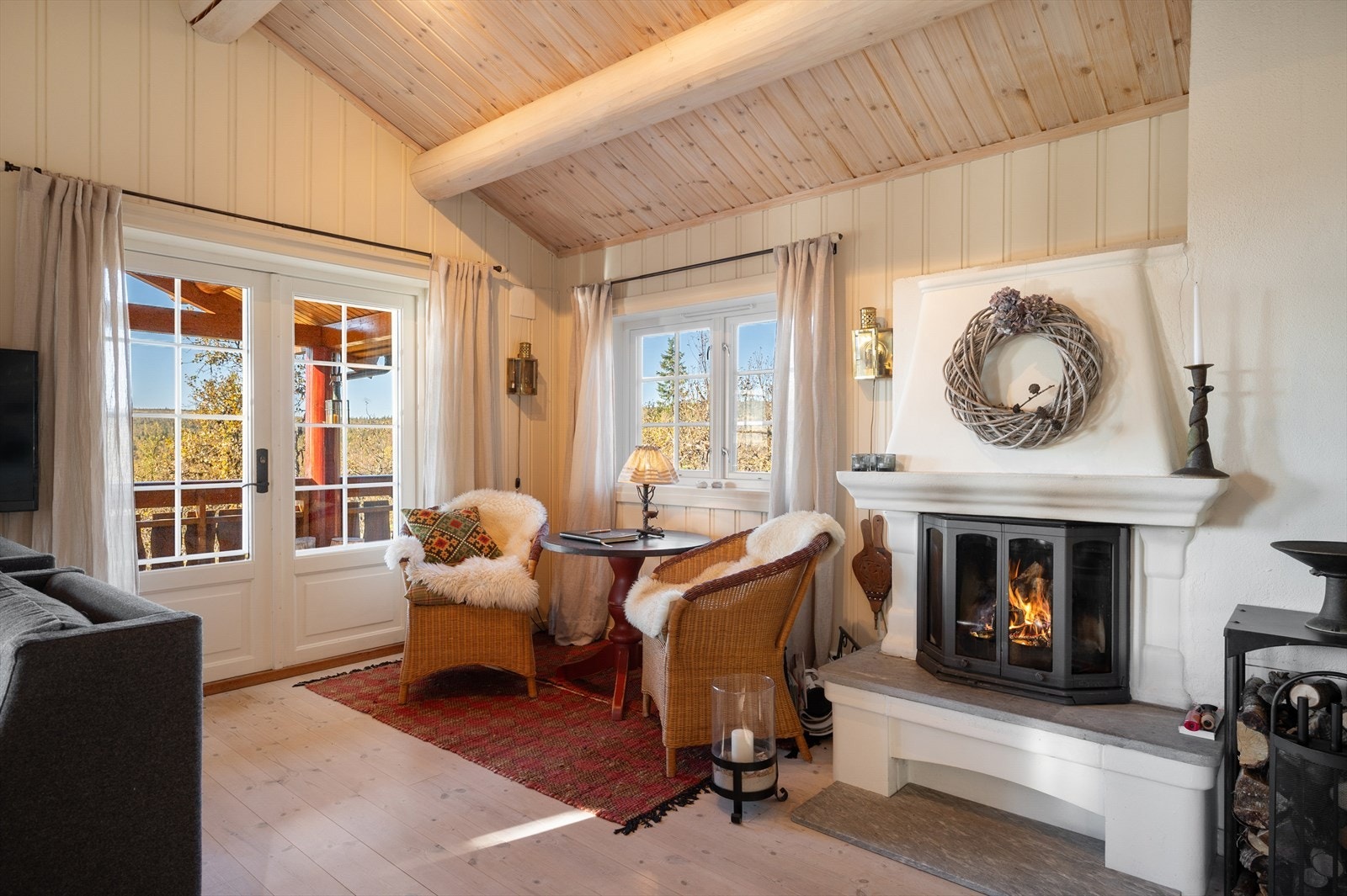 Peis med innsats i stue som byr på både varme og hygge på kalde kvelder. Galleribilde