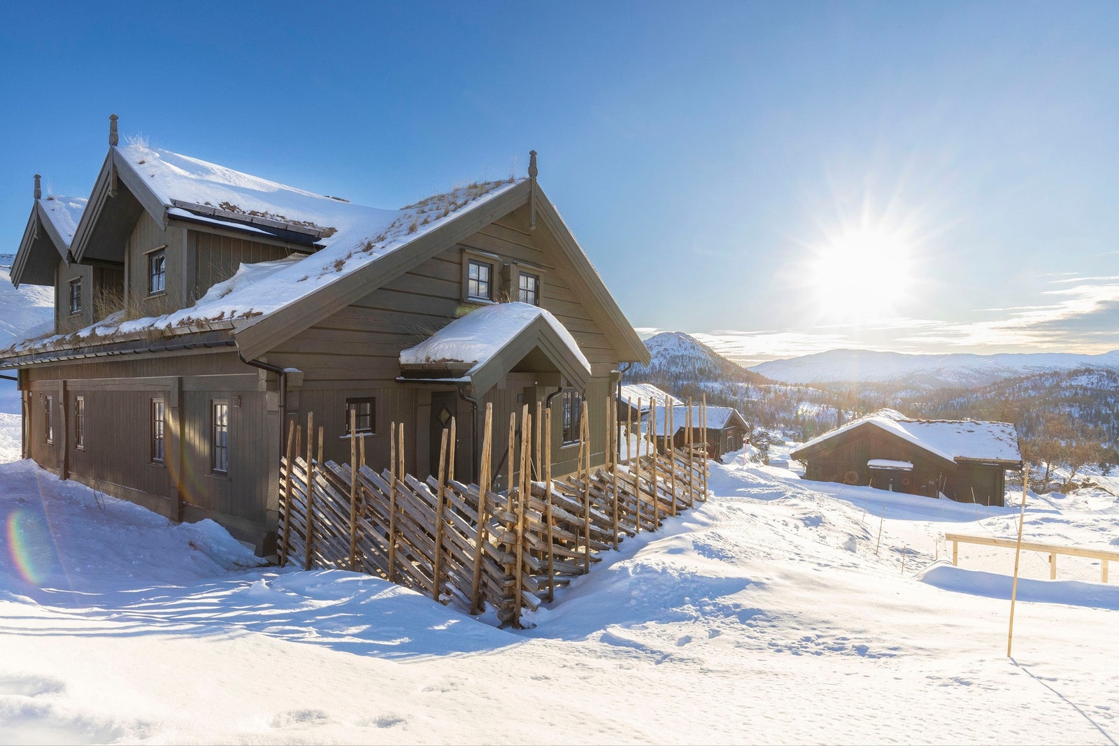 Fine uteområder med nydelige solforhold Galleribilde