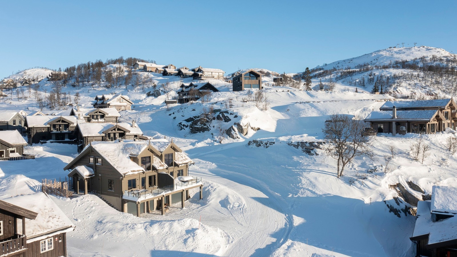 Solrik plassering på Bukkespranget i Holtardalen. Hytta har en særdeles god beliggenhet med både alpinbakkene og preparert langrennsløype rett ved. Sørvendt terrassen med sol hele dagen Galleribilde
