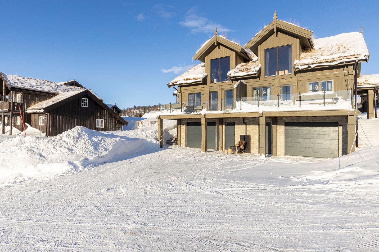 Hytta har inngang på begge plan samt direkte adkomst via garasje Galleribilde