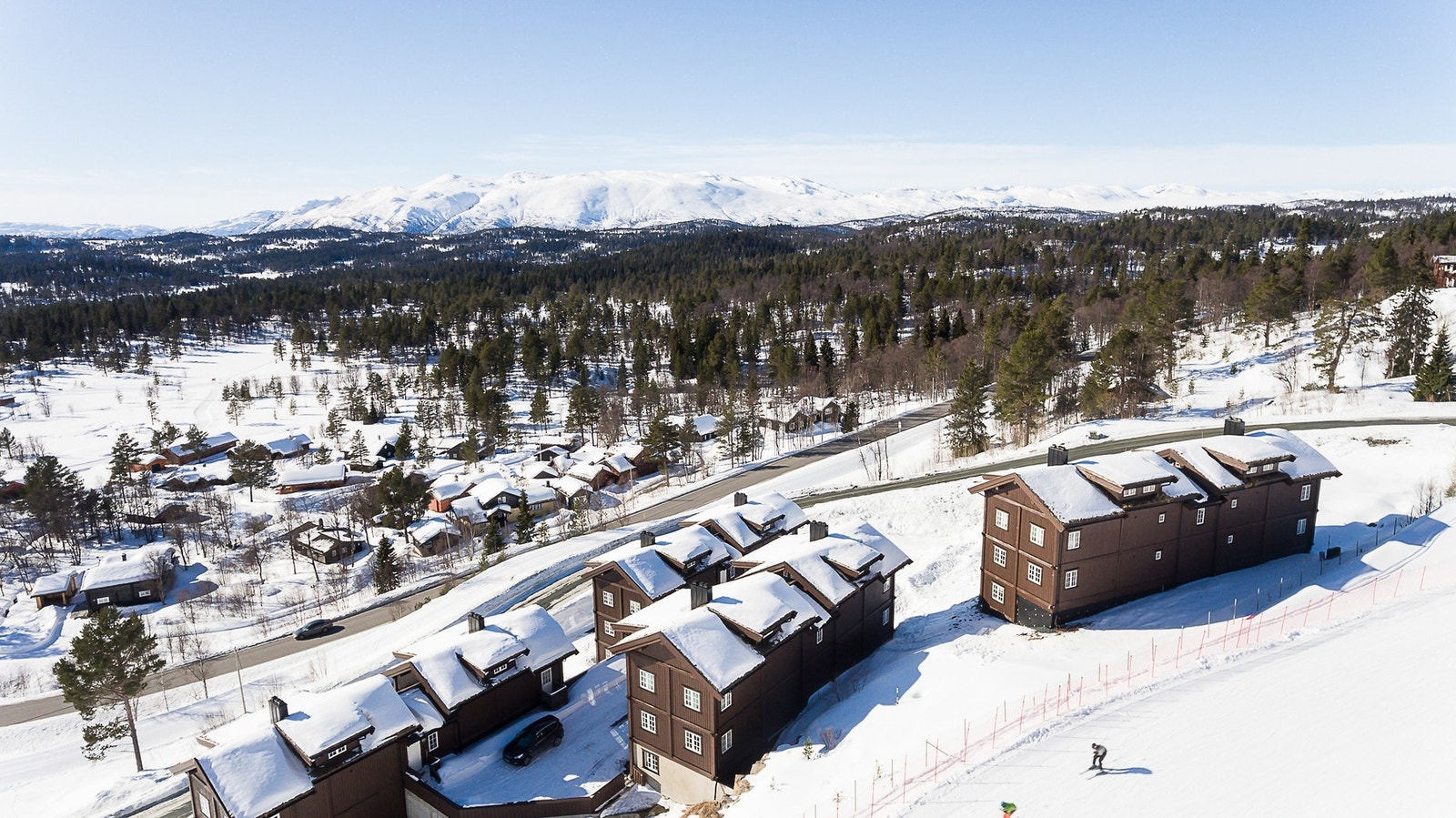 Fra leiligheten er det utsikt over urørt og snøkledd høyfjellslandskap Galleribilde