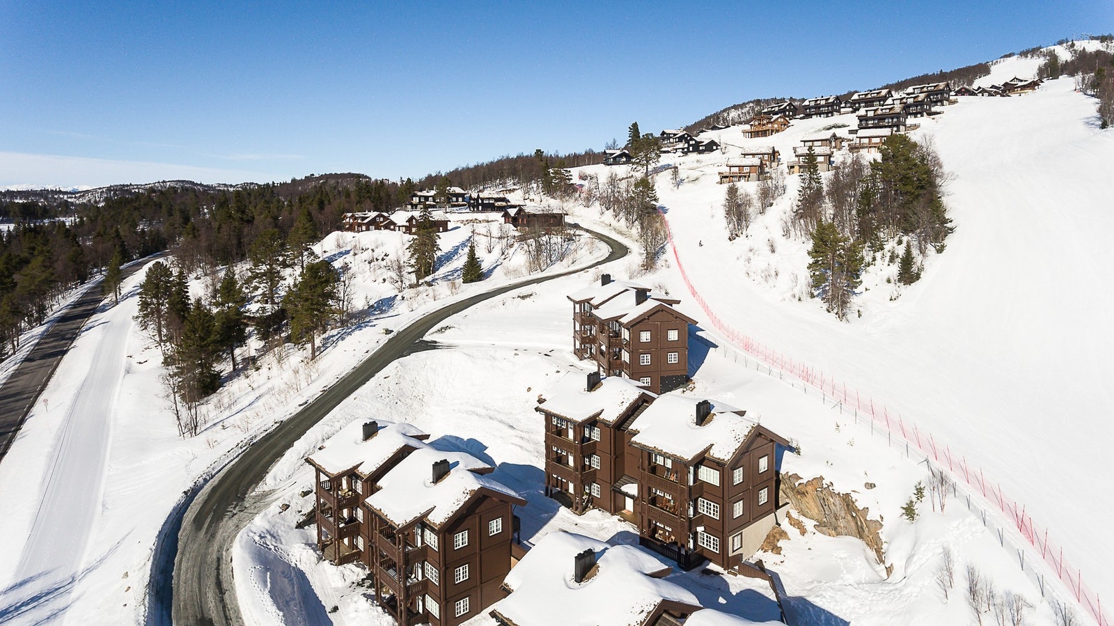 Fra alpinbakken sklir man enkelt inn til leiligheten igjen for lunsj Galleribilde