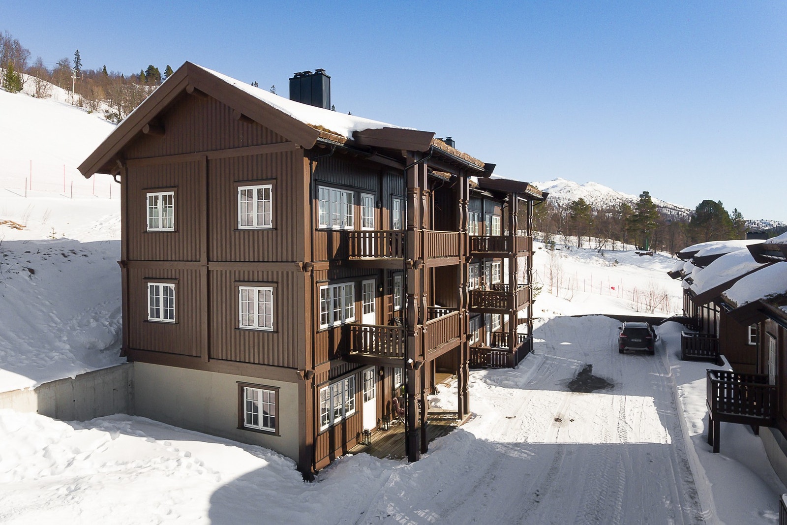 Leiligheten ligger i 3 etasje på leilighetsbygget. Eiendommen ligger flott til rett ved skibakken Galleribilde