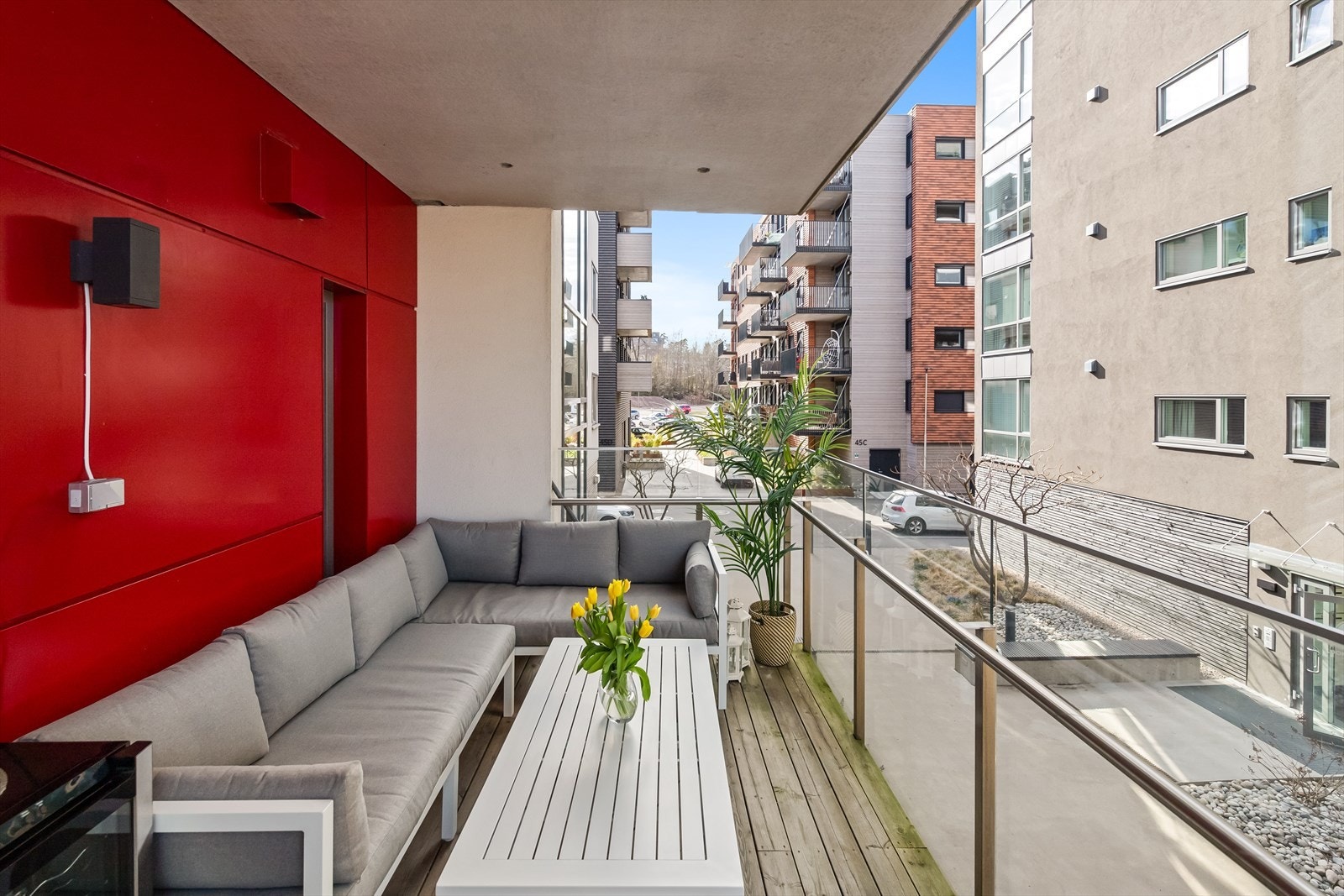 Fra stuen er det utgang til overbygget, nordvest-vendt balkong med god plass til terrassemøbler. Galleribilde