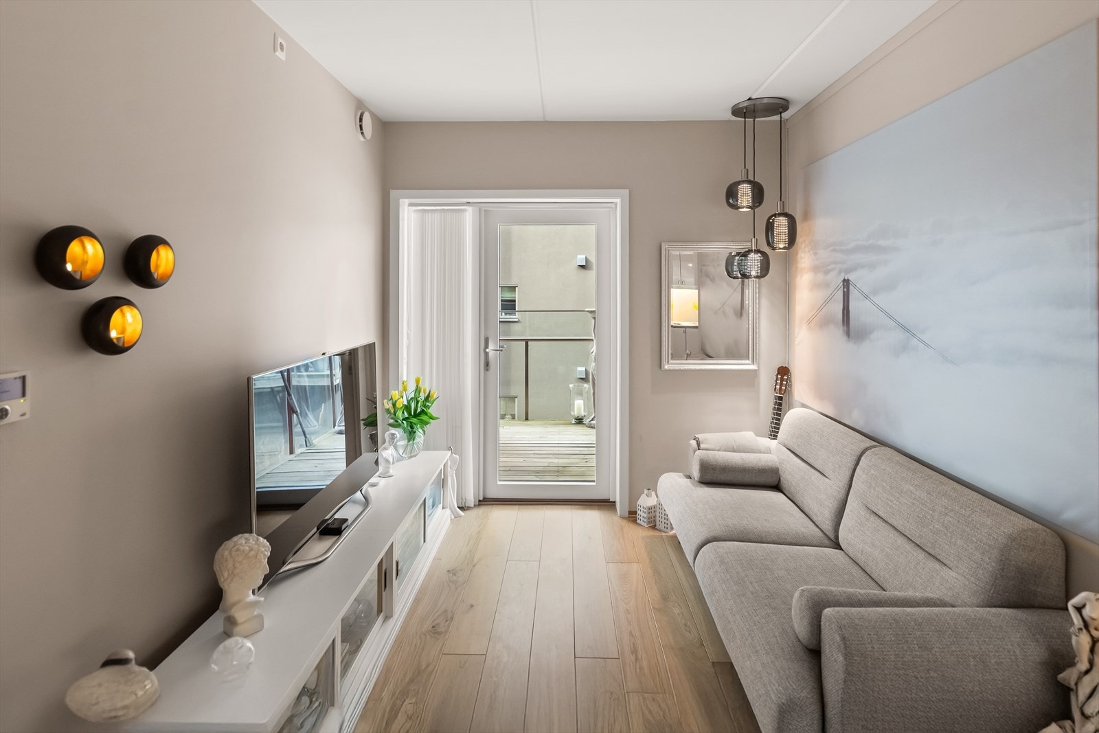 Det er utgang til romslig balkong med hyggelig utsikt. Galleribilde