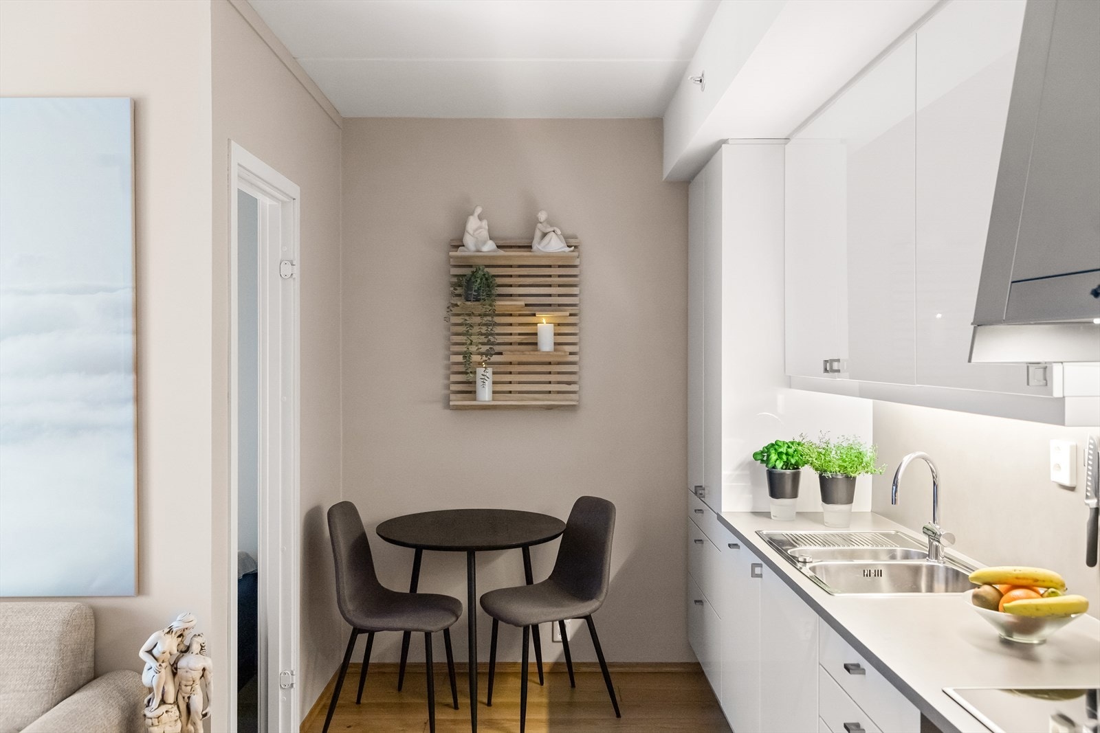 Alt av hvitevarer er integrert; kjøl-/og fryseskap, platetopp, komfyr, samt oppvaskmaskin. Kjøkkenventilator over platetopp. Galleribilde