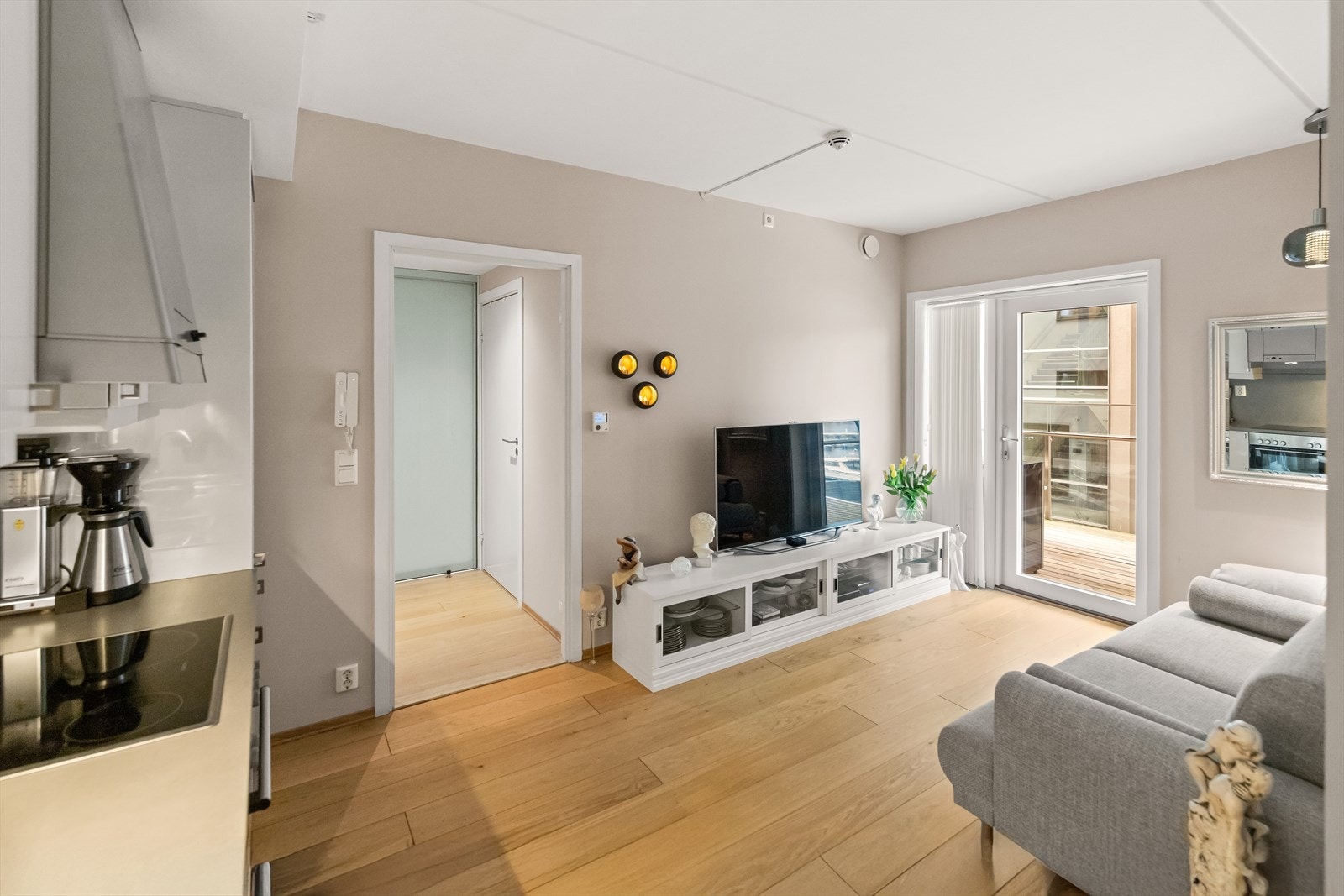 Leiligheten har en praktisk planløsning med gang og garderobe, stue m/åpen kjøkkenløsning, alkove og utgang til balkong. Galleribilde