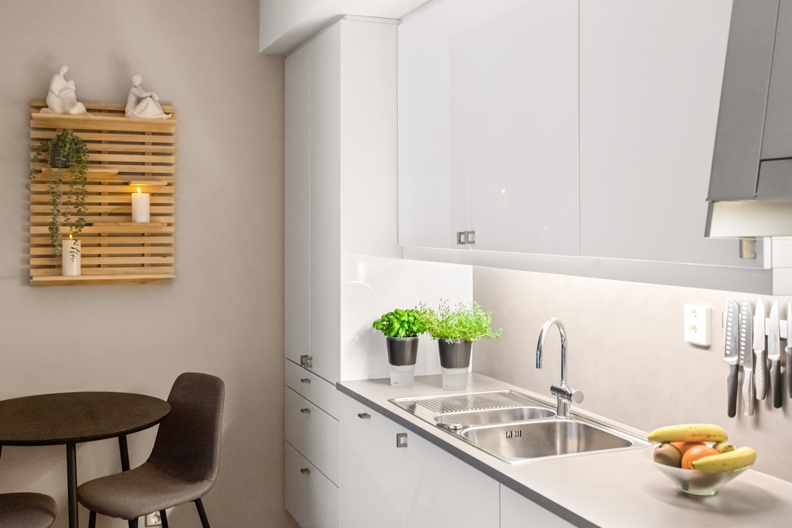 Kjøkkenet har et moderne og stilfullt design med god skap- og benkeplass. Videre er kjøkkenet utstyrt med integrerte hvitevarer som kjøl-/fryseskap, stekeovn og induksjonstopp, samt ventilator god arbeidsbelysning. Galleribilde