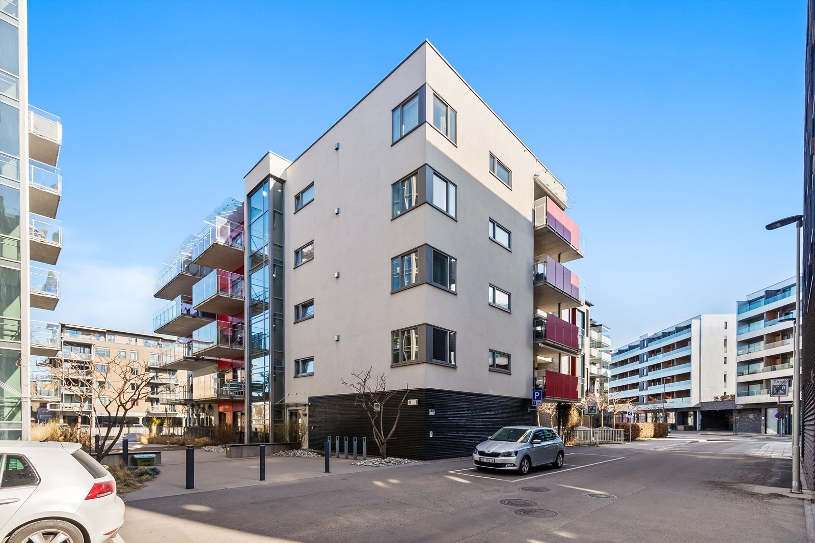 Boligområdet er sentrumsnært med gangbroen som tar deg direkte over til alle byens fasiliteter. Galleribilde