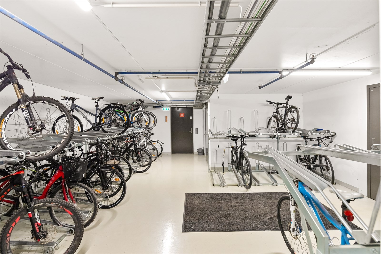 Praktisk sykkelbod i fellesareal. Galleribilde