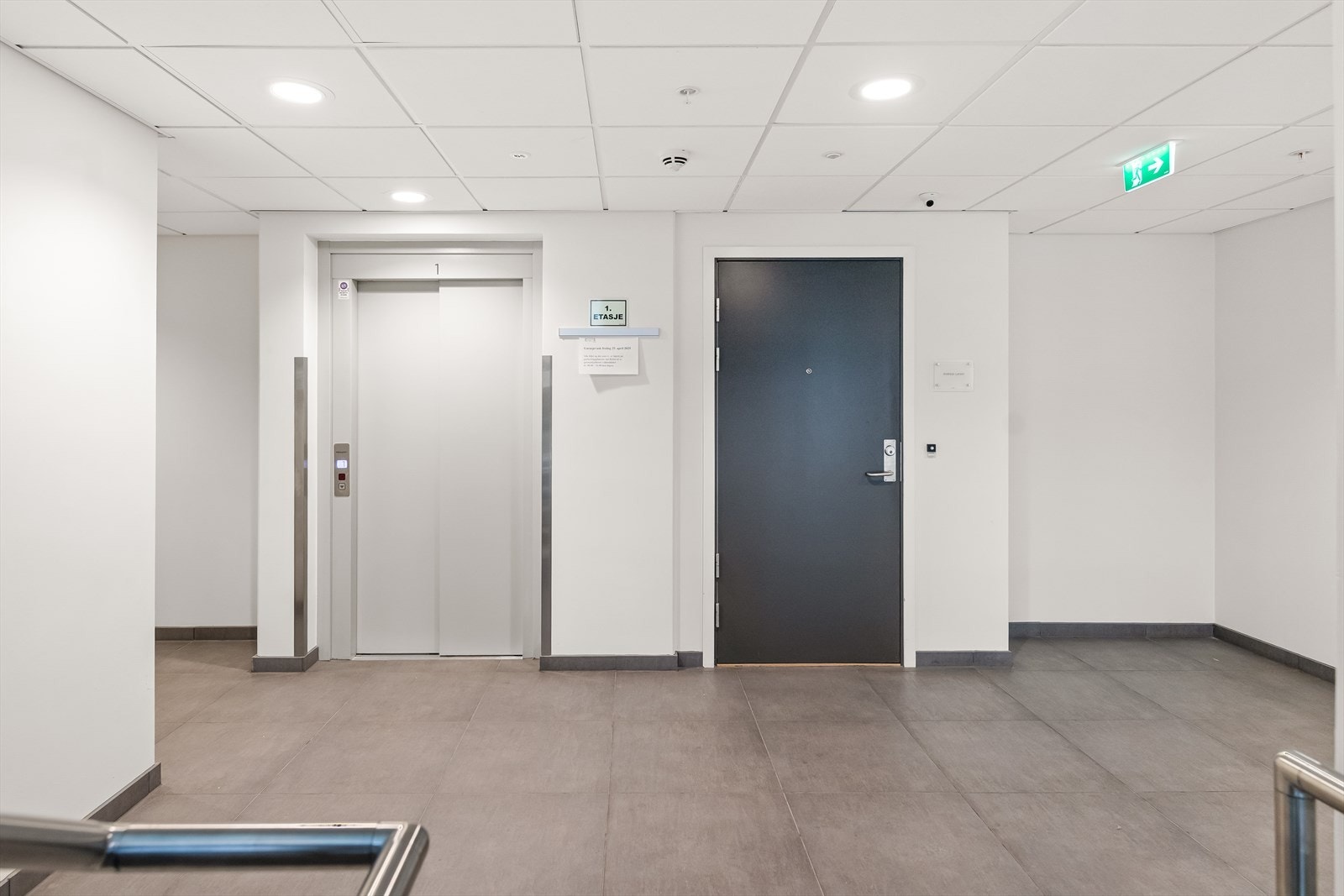 Trapperom i fellesarealet med heisadkomst til leilighetsplan. Galleribilde