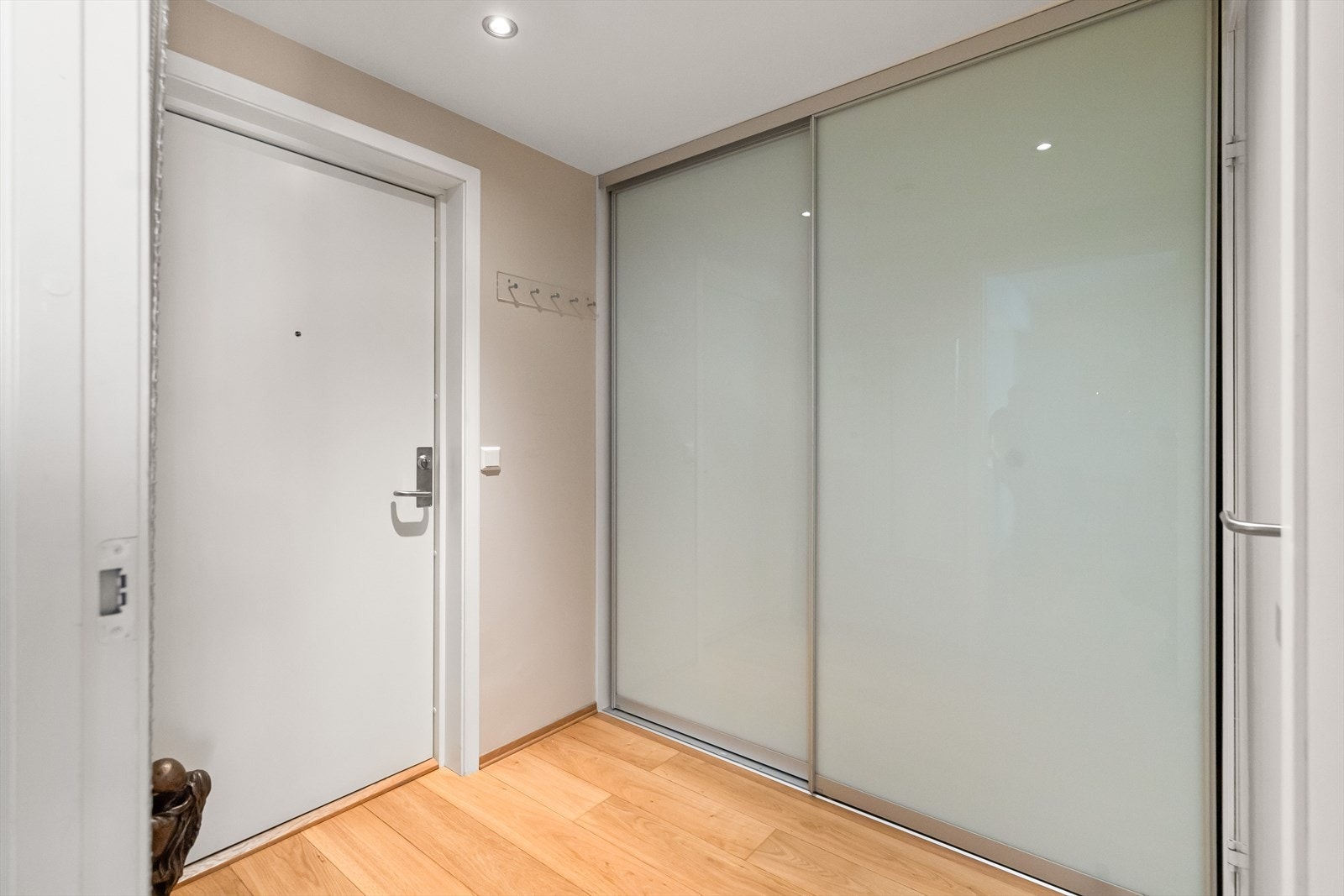 Dørcalling slipper inn for kjente og kjære. Galleribilde