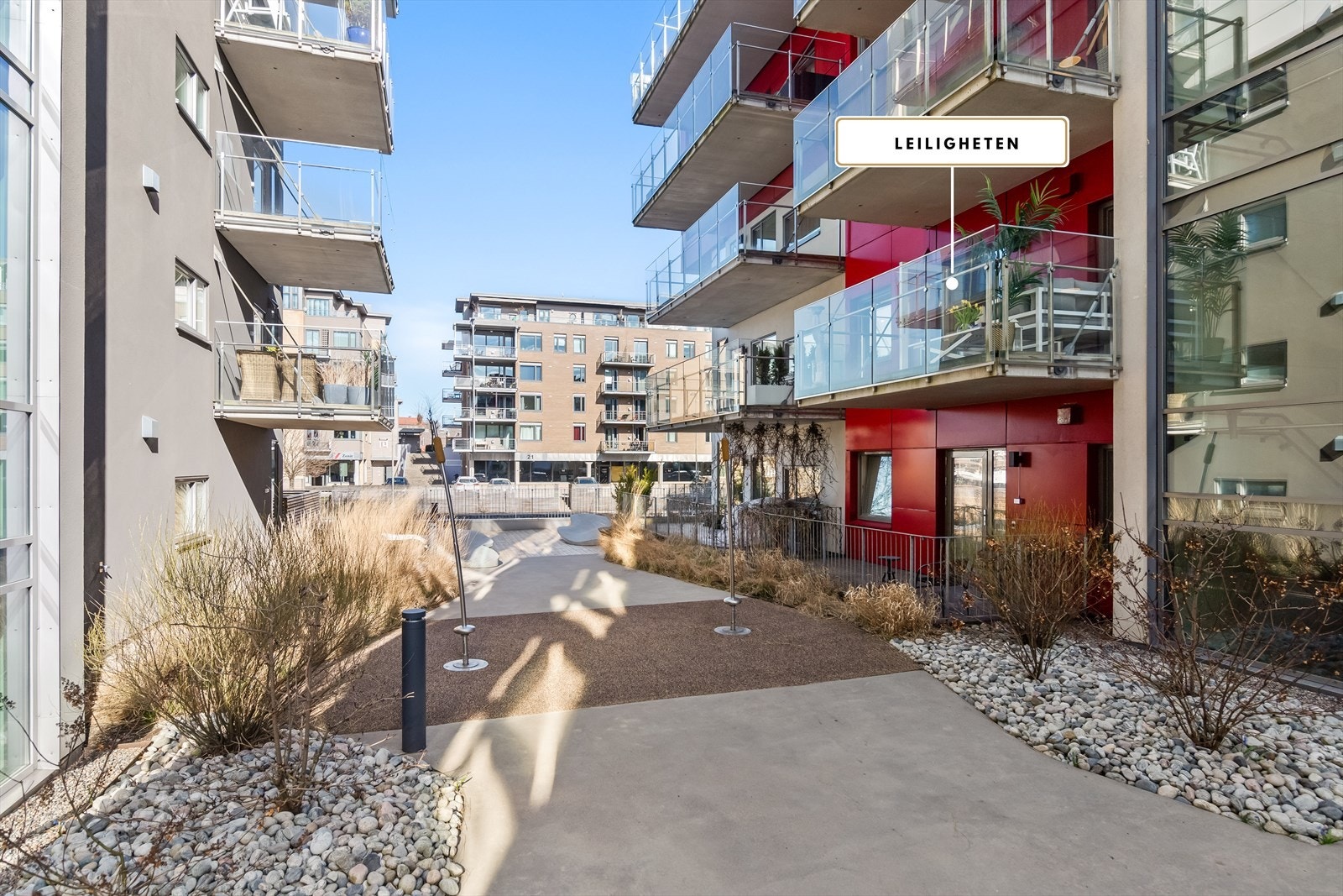 Leiligheten ligger i et rolig og etablert boligområde på Kaldnes Brygge m/kort gangavstand til bl.a. sentrum, byfjorden, bryggene, båthavn, offentlig kommunikasjon, skole, barnehager og gode rekreasjonsområder, bl.a. Teieskogen. Galleribilde