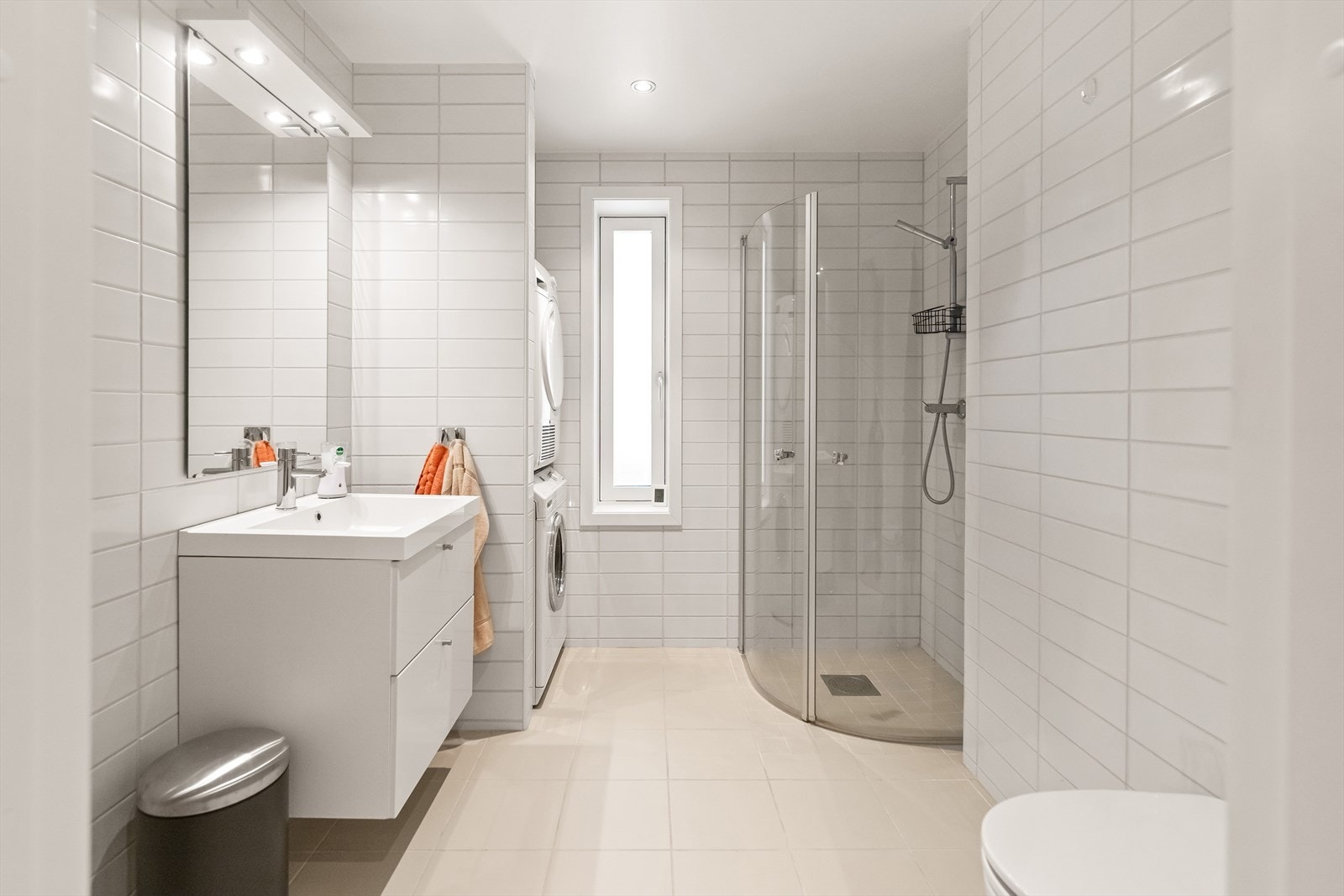 Baderommet er helflislagt med vegg- og gulvfliser. Elektriske varmekabler bidrar til den lune og gode temperaturen. Galleribilde