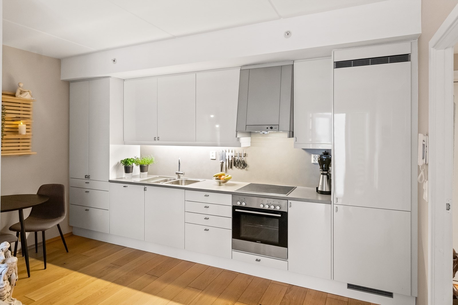 Innredningen er moderne og delikat med slette lyse fronter og benkeplate i laminat. Galleribilde