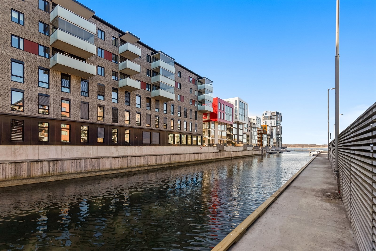 Kaldnes brygge er i stadig utvikling, og det er nylig anlagt en bystrand. På Kaldnes brygge bor du i bydelen som knytter Nøtterøy og Tønsberg sammen på en naturlig måte, med den praktiske gangbroen. Galleribilde