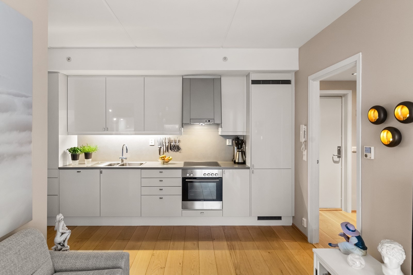 Kjøkkenet er i åpen løsning til stuen, noe som gjør dette til en sosial sone. Galleribilde