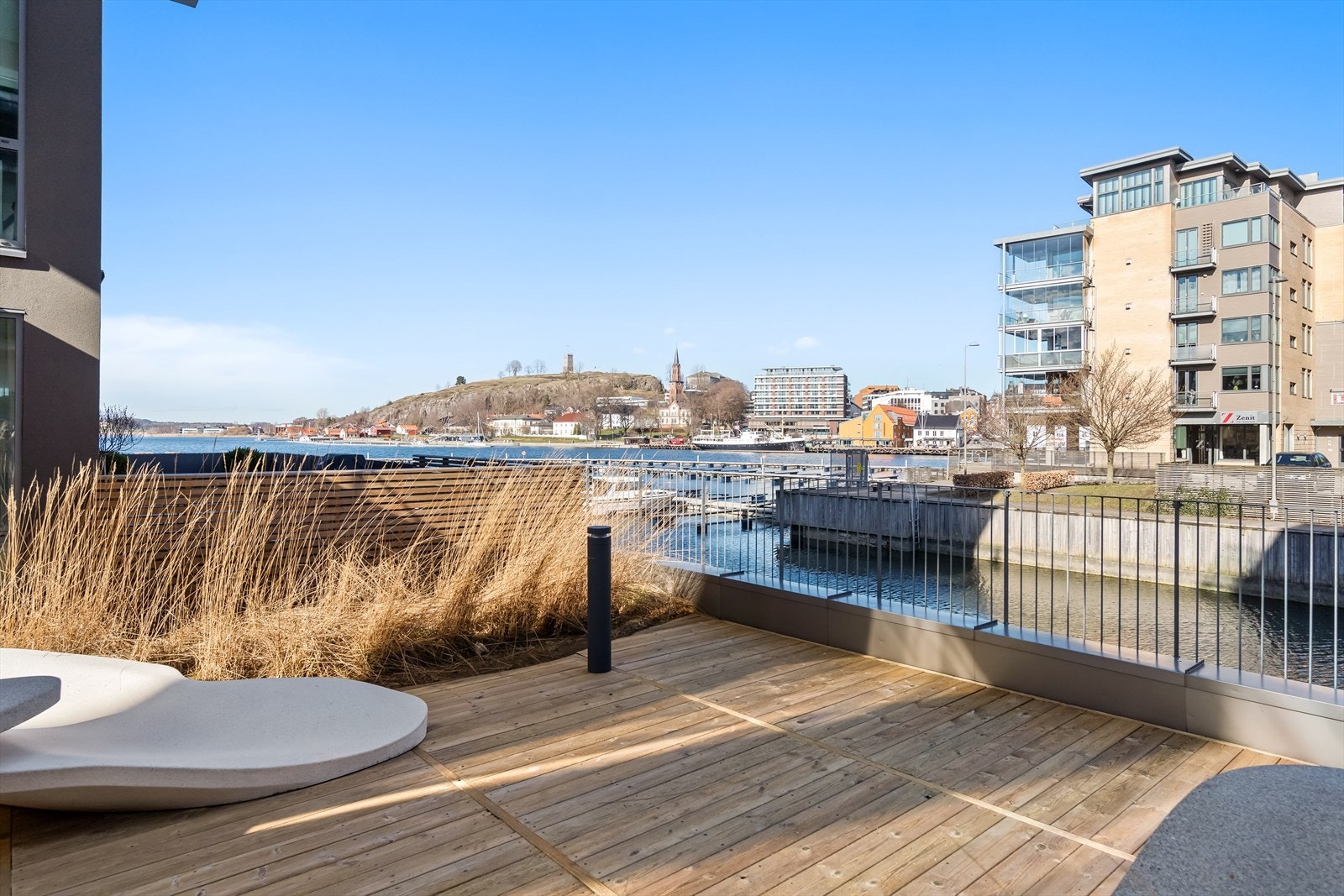 Her kan du vandre langs bryggekanten, nyte utsikten mot fjorden og Slottsfjellet, eller stikke innom en urban kafé. Galleribilde