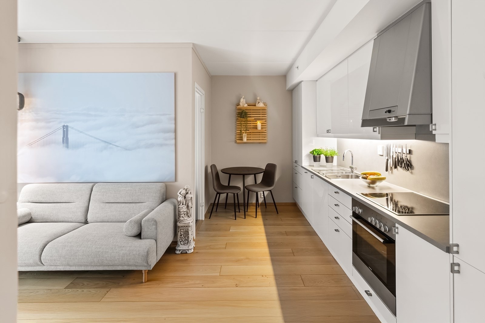 I enden av kjøkkensonen er det også plass til enkel spiseplass. Galleribilde