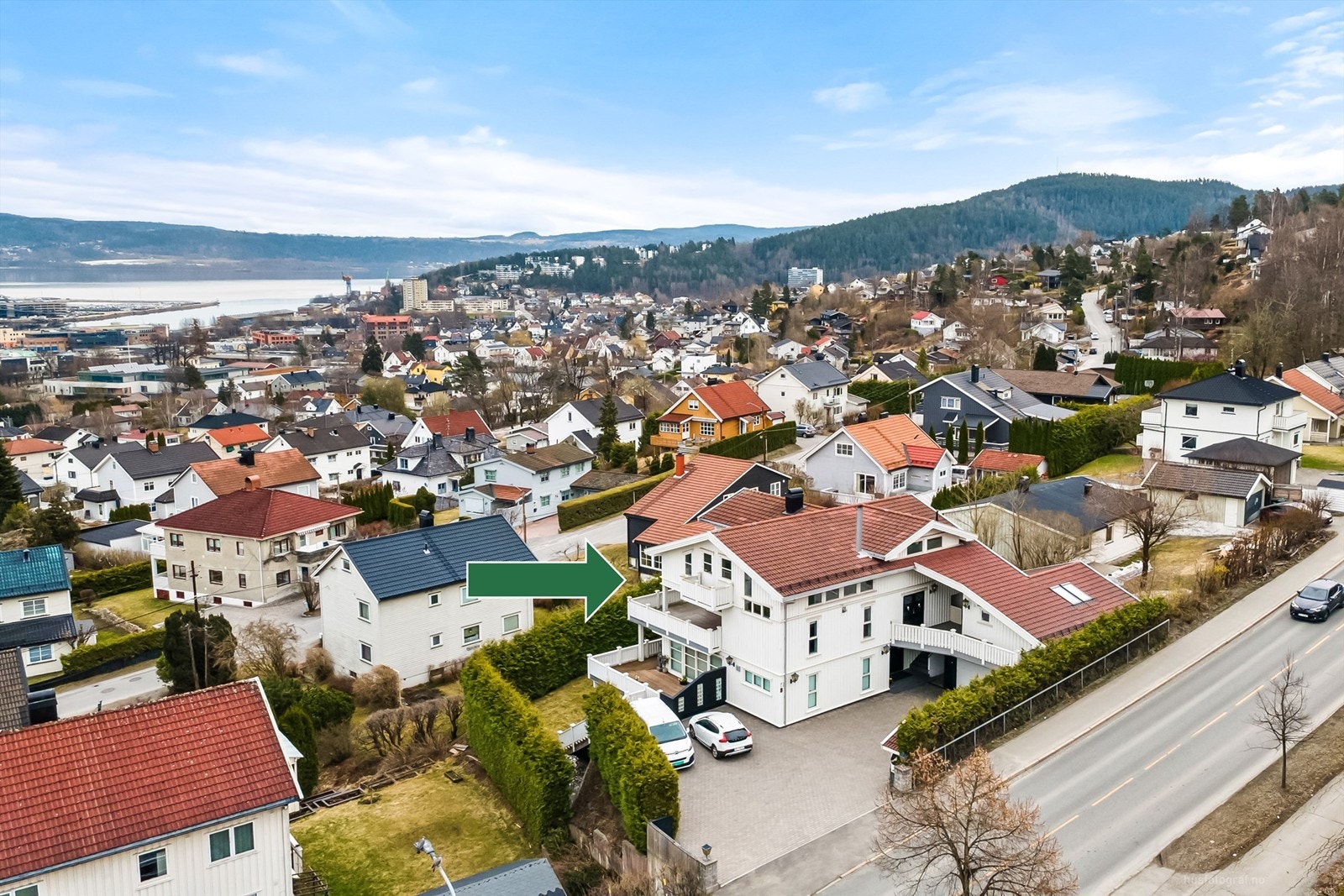Eiendommen har en fin beliggenhet på Austad med kort vei ned til sentrum Galleribilde