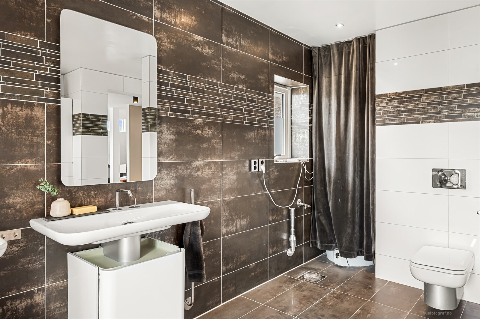 Badet har to servanter, toalett, dusjnisje og varmekabler i gulv Galleribilde