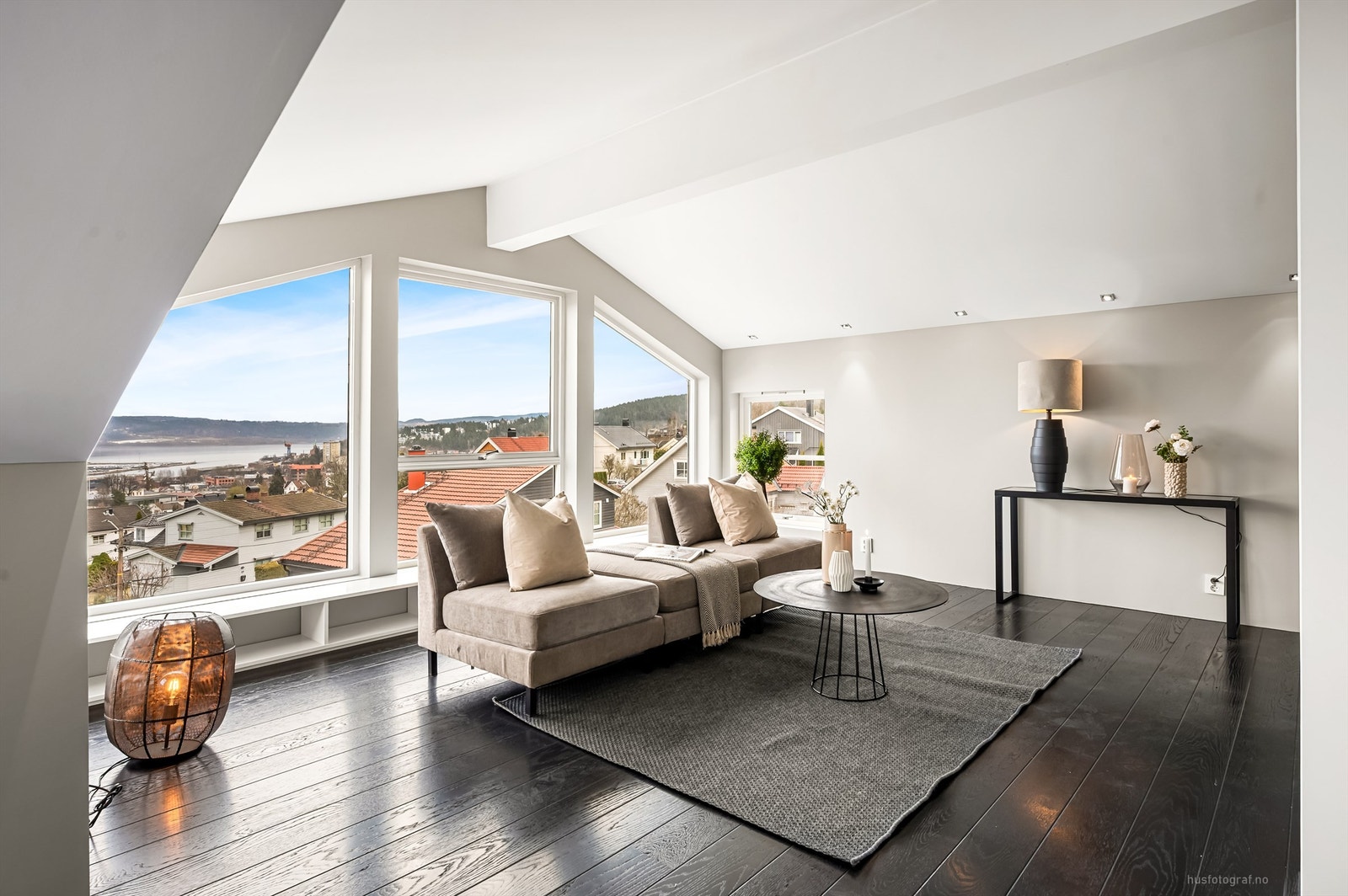 Loftstue med 1-stavs parkett på gulv, malte plater på vegger samt malte plater i himling Galleribilde