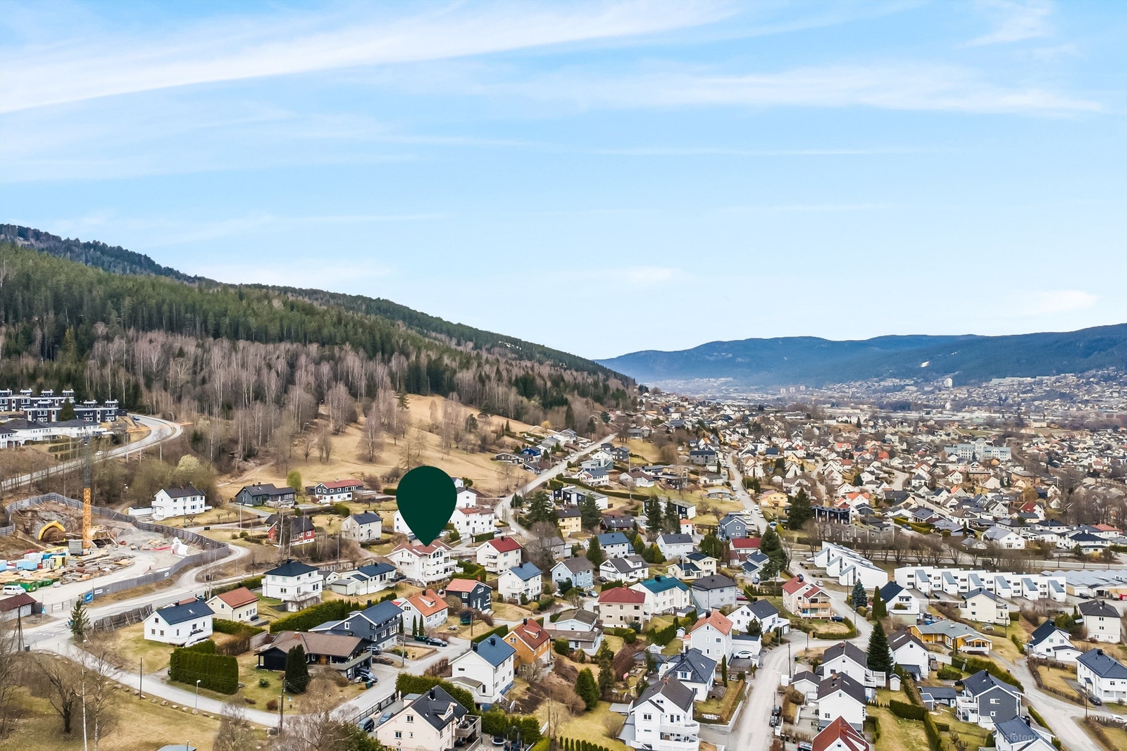 Drammensmarka ligger rett bak eiendommen og har et fantastisk turterreng hele året Galleribilde