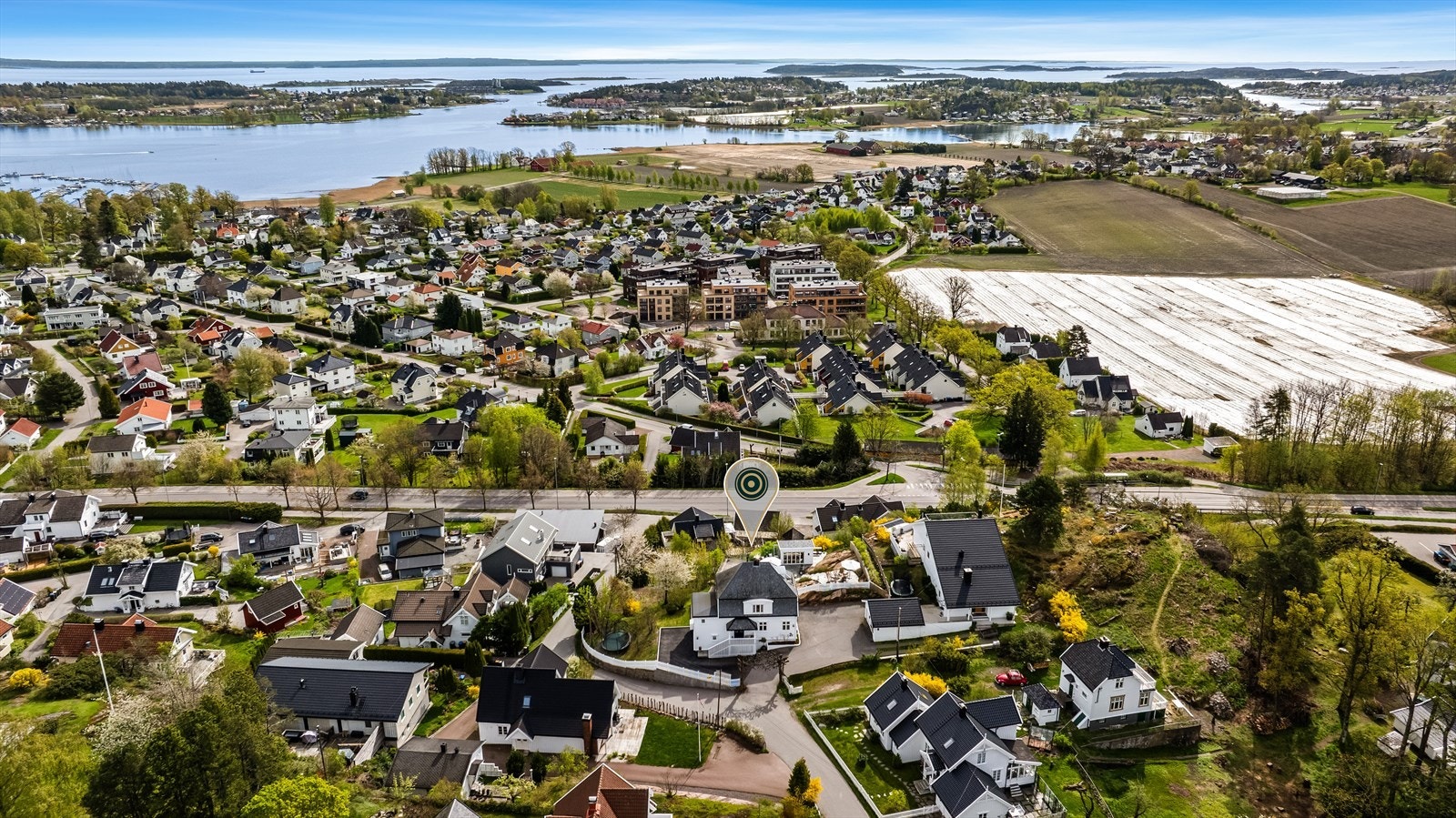 Det er flere barnehager innenfor kort gange fra boligen, samt ca. 15 minutters rusletur til Teie barneskole og Teigar ungdomsskole. Galleribilde