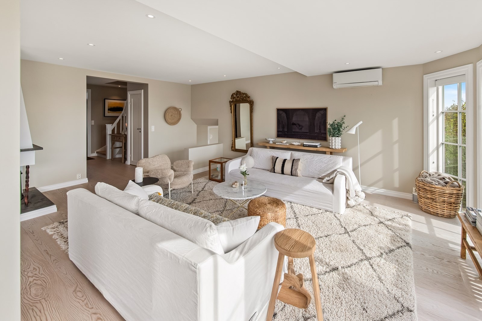 Stuesonen har god plass til sofagruppe med tilhørende TV-møblement. Galleribilde