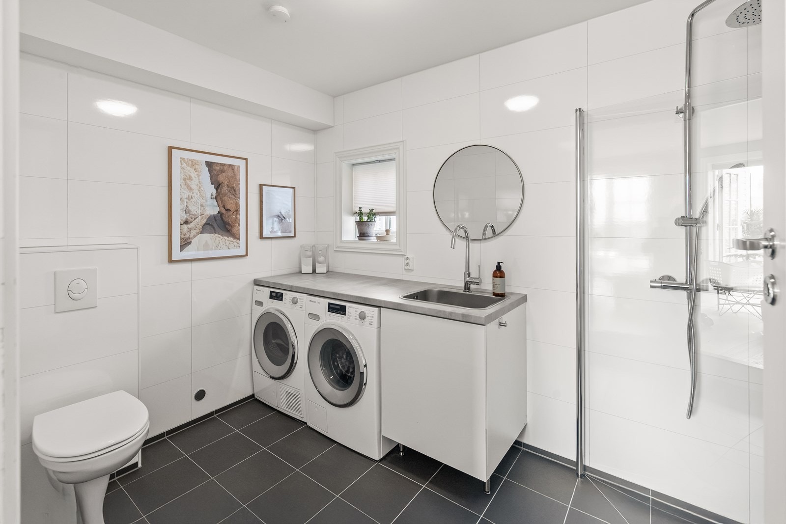 : I tilknytning til bibliotek er det et baderom kombinert som praktisk vaskerom Galleribilde