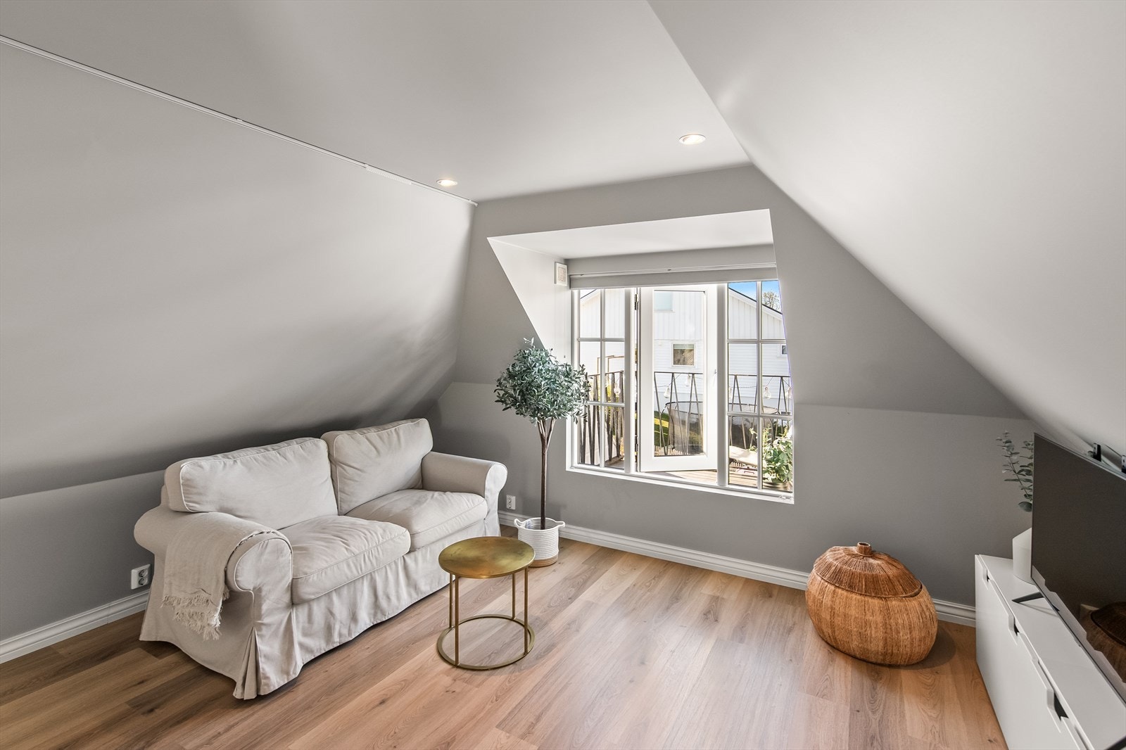 Loftsetasjen er innredet som loftsstue med utgang til en liten, koselig balkong - perfekt som gjemmested, hobbyrom eller ungdomsavdeling. Galleribilde
