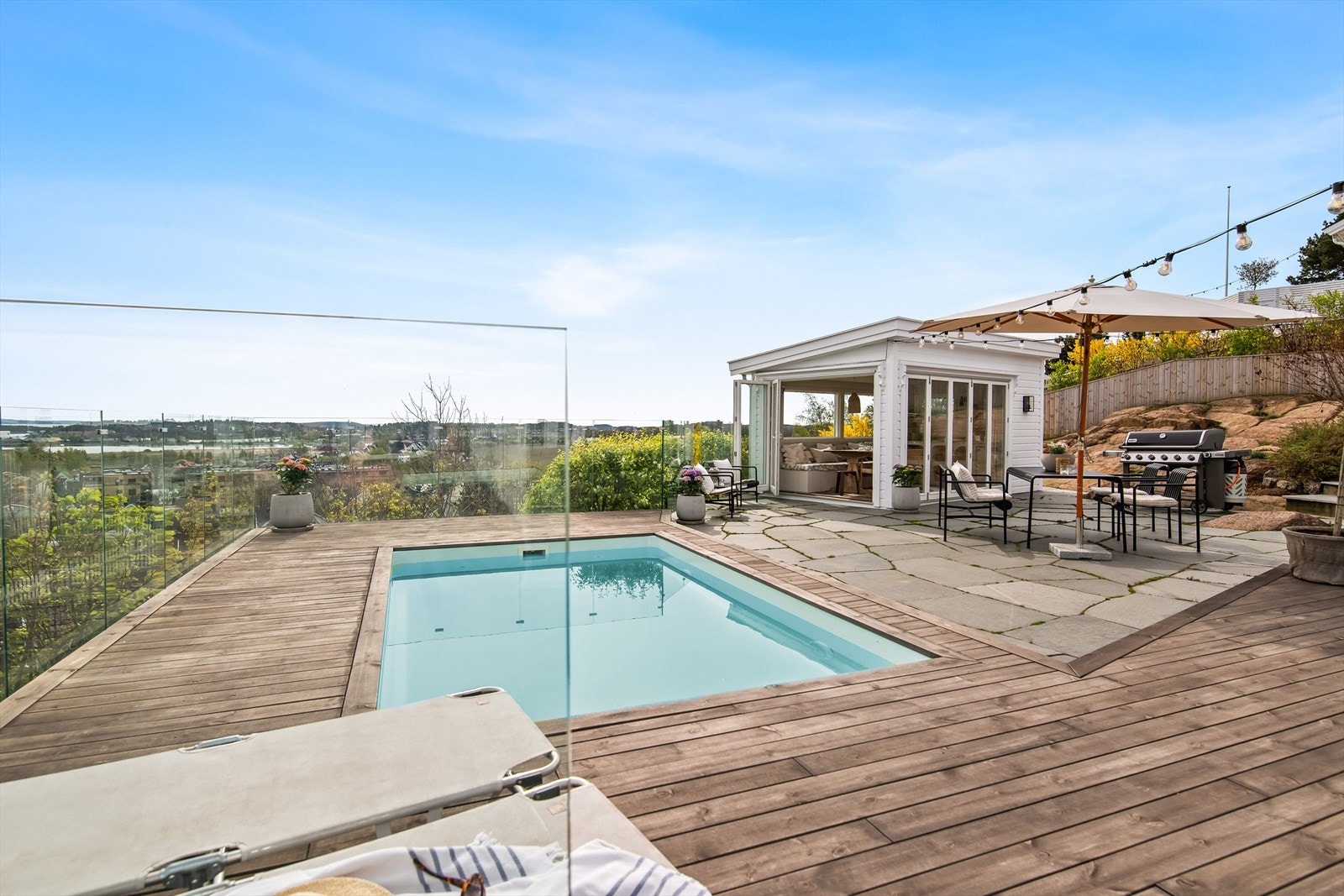 Her får du en flott kombinasjon av naturtomt og tilrettelagt uteområde, perfekt for både avslapning og sosiale sammenkomster Galleribilde