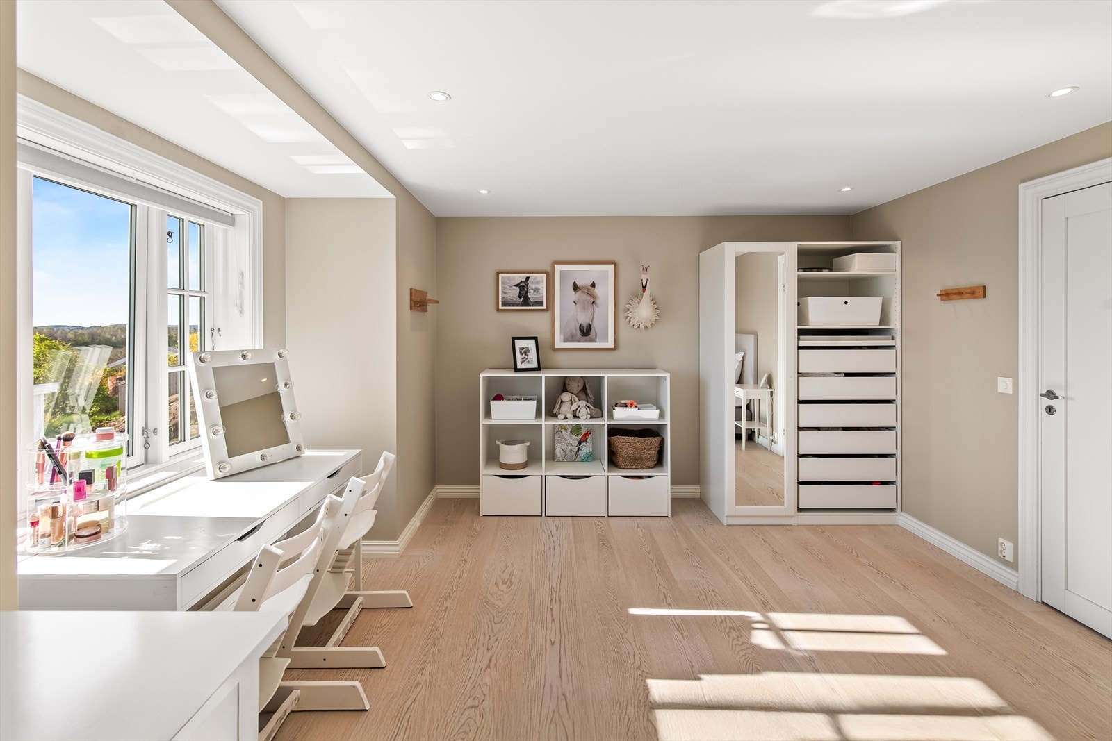 Begge soverommene i andre etasje er av svært god størrelse og holdt i lyse og tidløse fargenyanser. Galleribilde