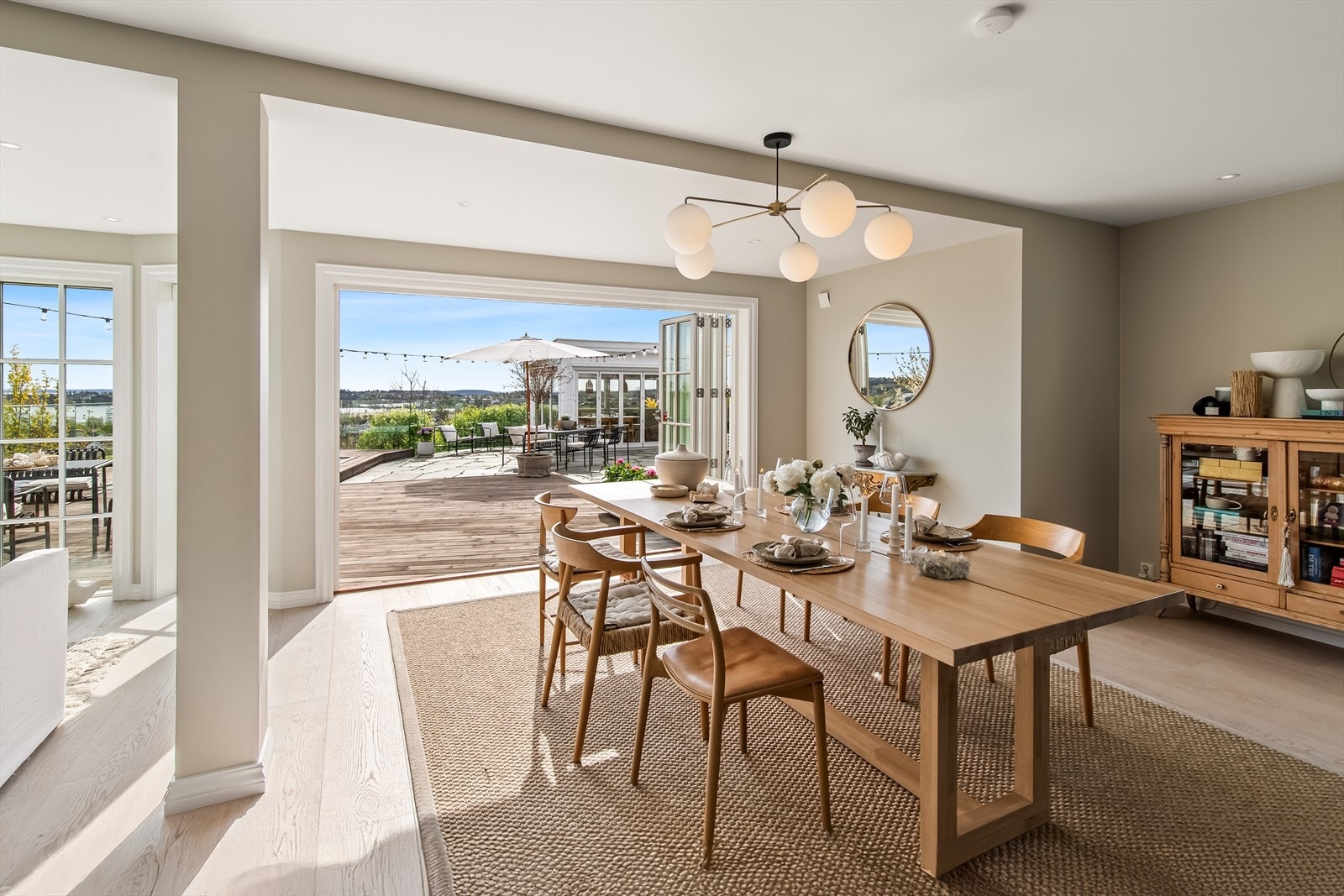 Her er det lagt stor vekt på stil, materialvalg, fargesetting og planløsning, samtidig som boligens opprinnelige sjel - med den karakteristiske mansardstilen - er bevart utvendig. Galleribilde