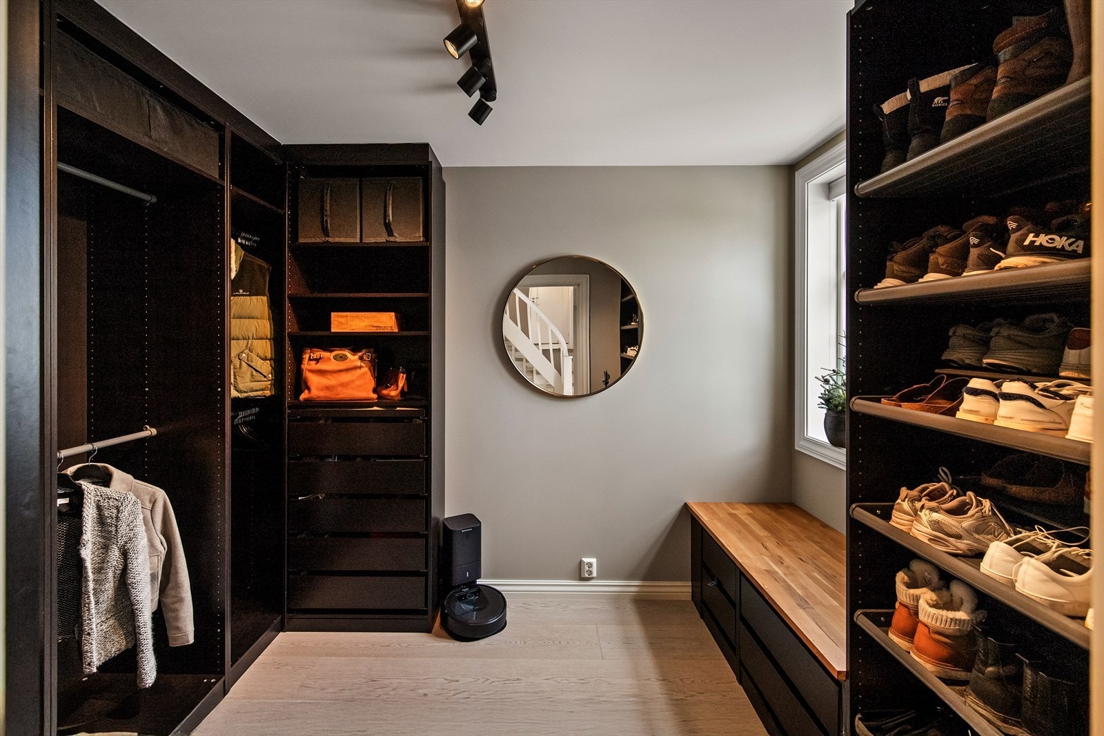 I tilknytning til enten er det etablert et lekkert garderoberom med rikelig av oppbevaringsplass. Dette er opprinnelig et soverom som enkelt kan tilbakeføres Galleribilde